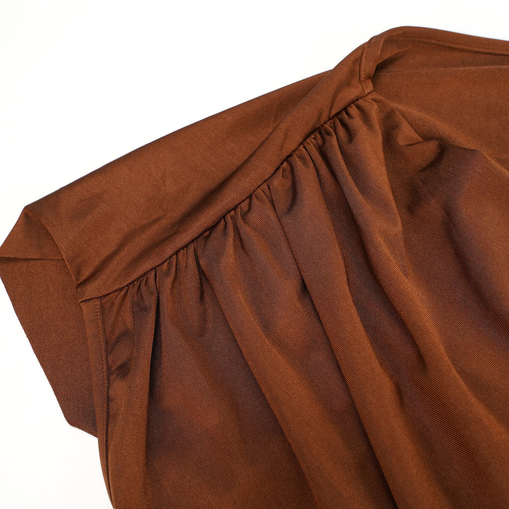 Vestido largo asimétrico Reine Brown con fruncido, estilo maxi, en color marrón, mostrado en una toma de cuerpo completo.