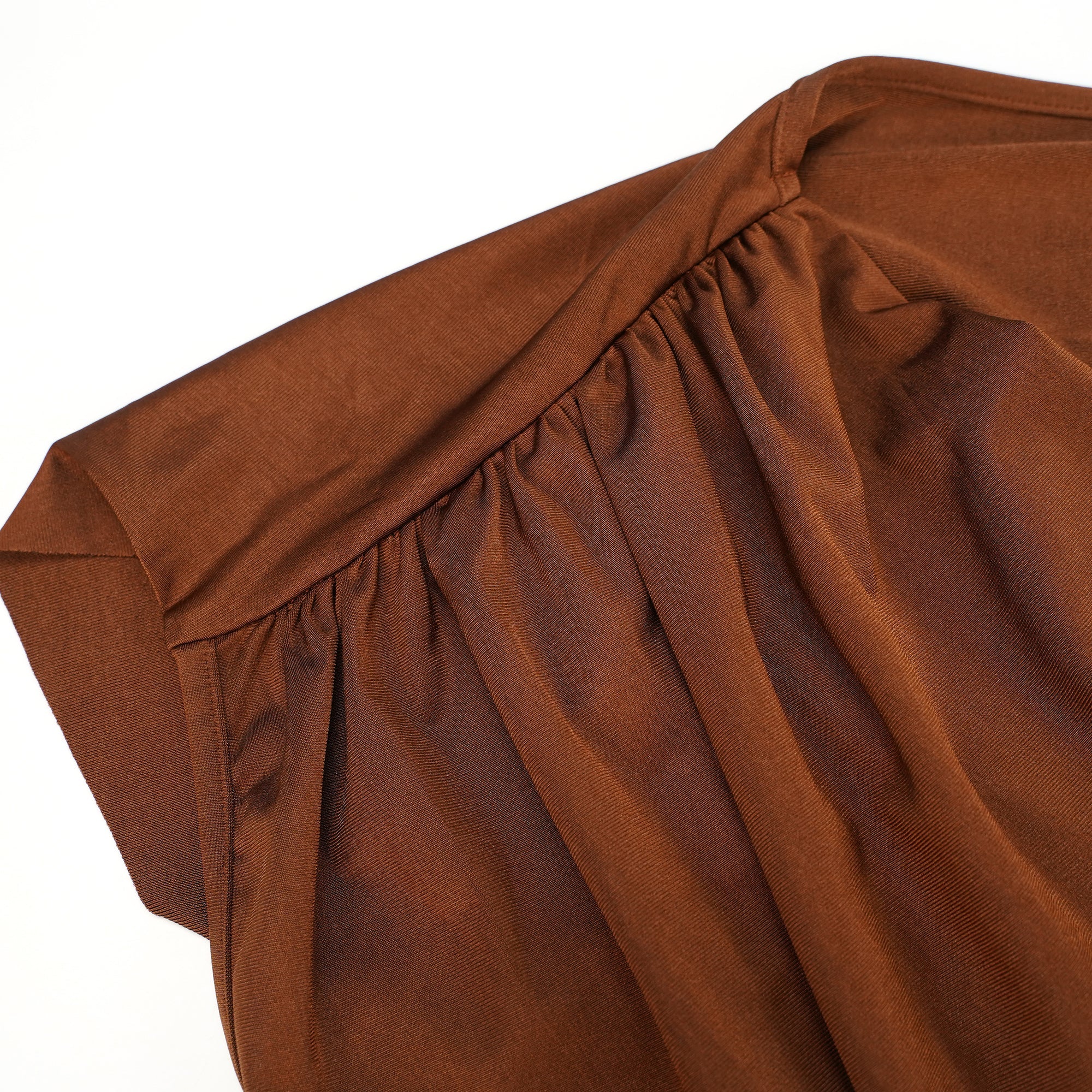 Vestido largo asimétrico Reine Brown con fruncido, estilo maxi, en color marrón, mostrado en una toma de cuerpo completo.