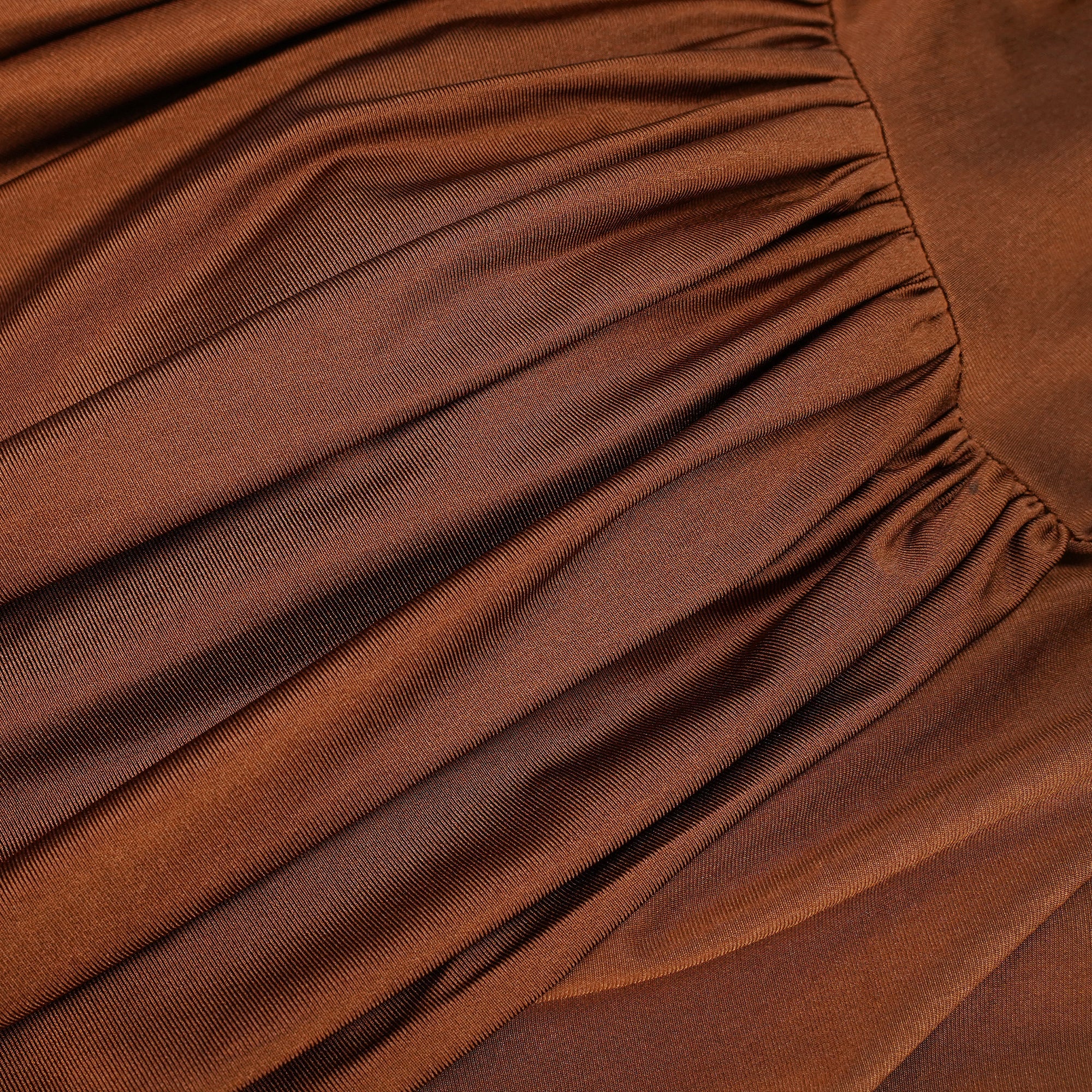 Vestido maxi asimétrico Reine Brown con frunces y diseño elegante, hecho por Final Sale, vista frontal en color marrón.