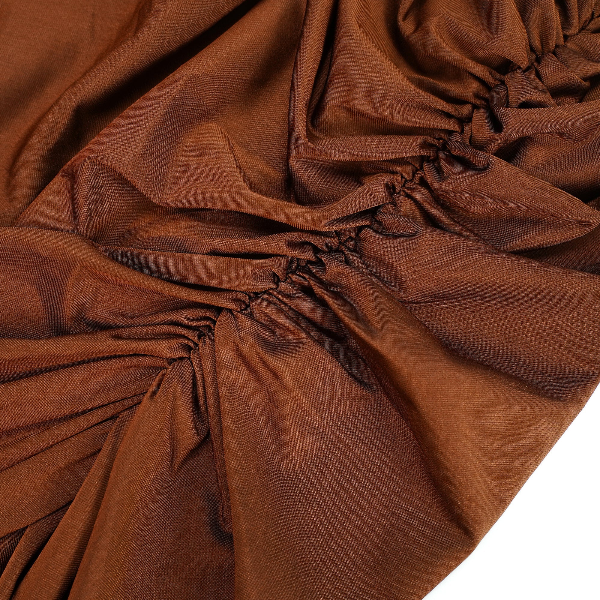 Vestido largo asimétrico Reine Brown con fruncido, estilo maxi, en color marrón, mostrado en una fotografía con fondo neutro.