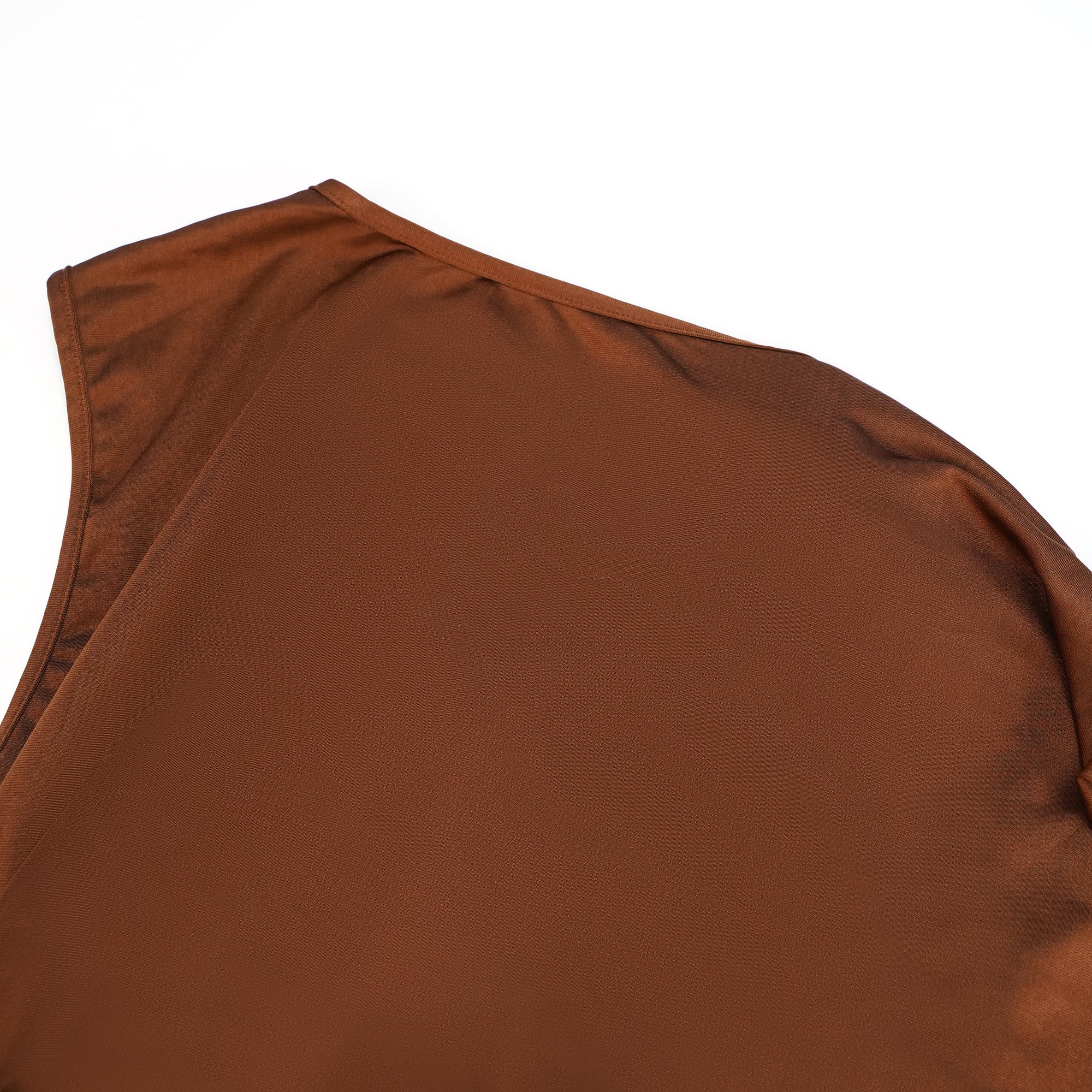 Vestido maxi asimétrico marrón Reine Brown con drapeado irregular, largo y elegante, en color marrón con detalles de arrugas.