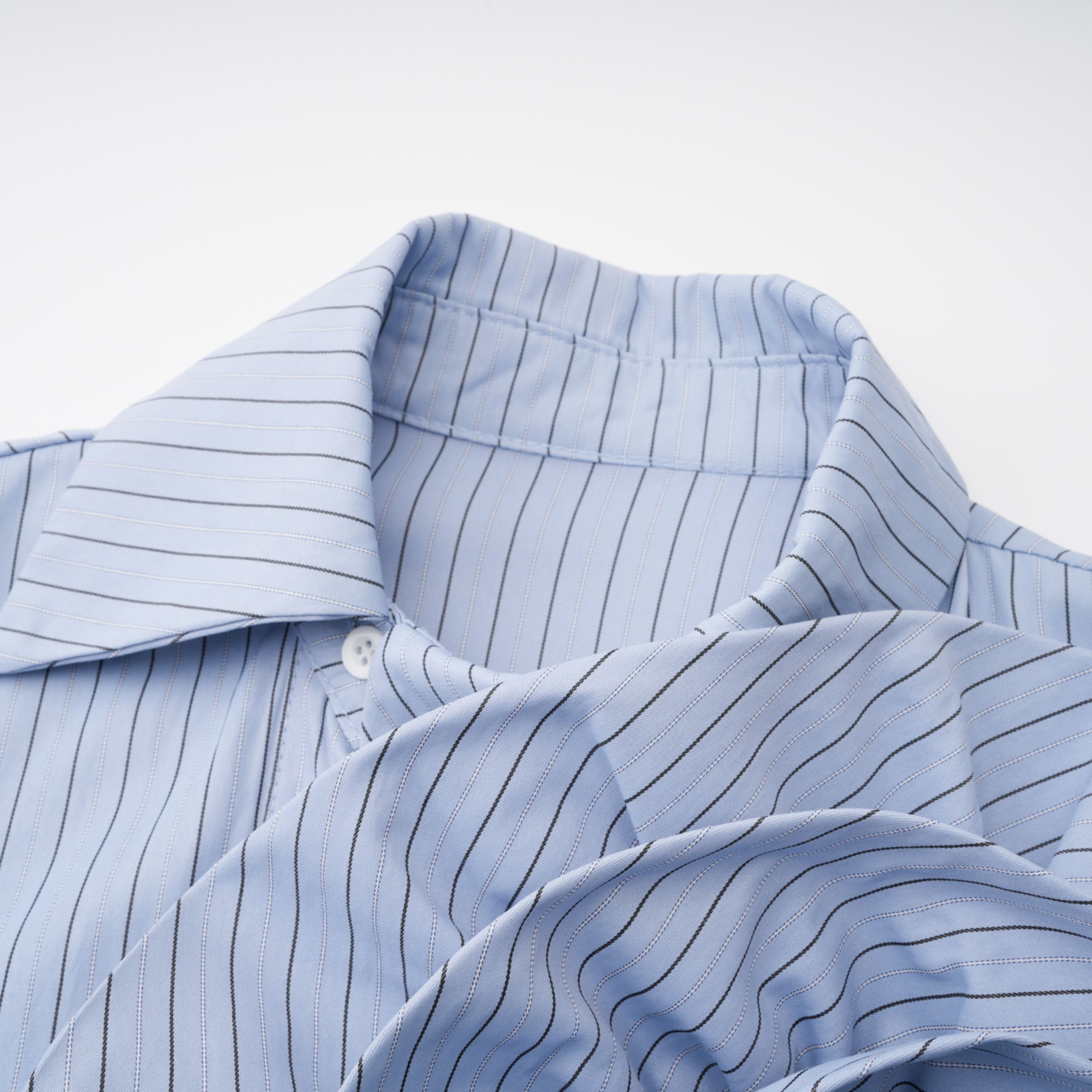 Camisa de mujer Bridal Torhild Blue con estampado de rayas y detalles en 3D de pétalos, estilo elegante y moderno.