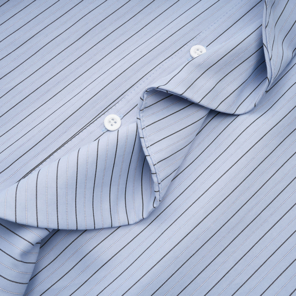 Camisa azul Torhild 3D Petal con rayas, de la marca Bridal, mostrando el diseño de la tela y detalles del cuello y botones.