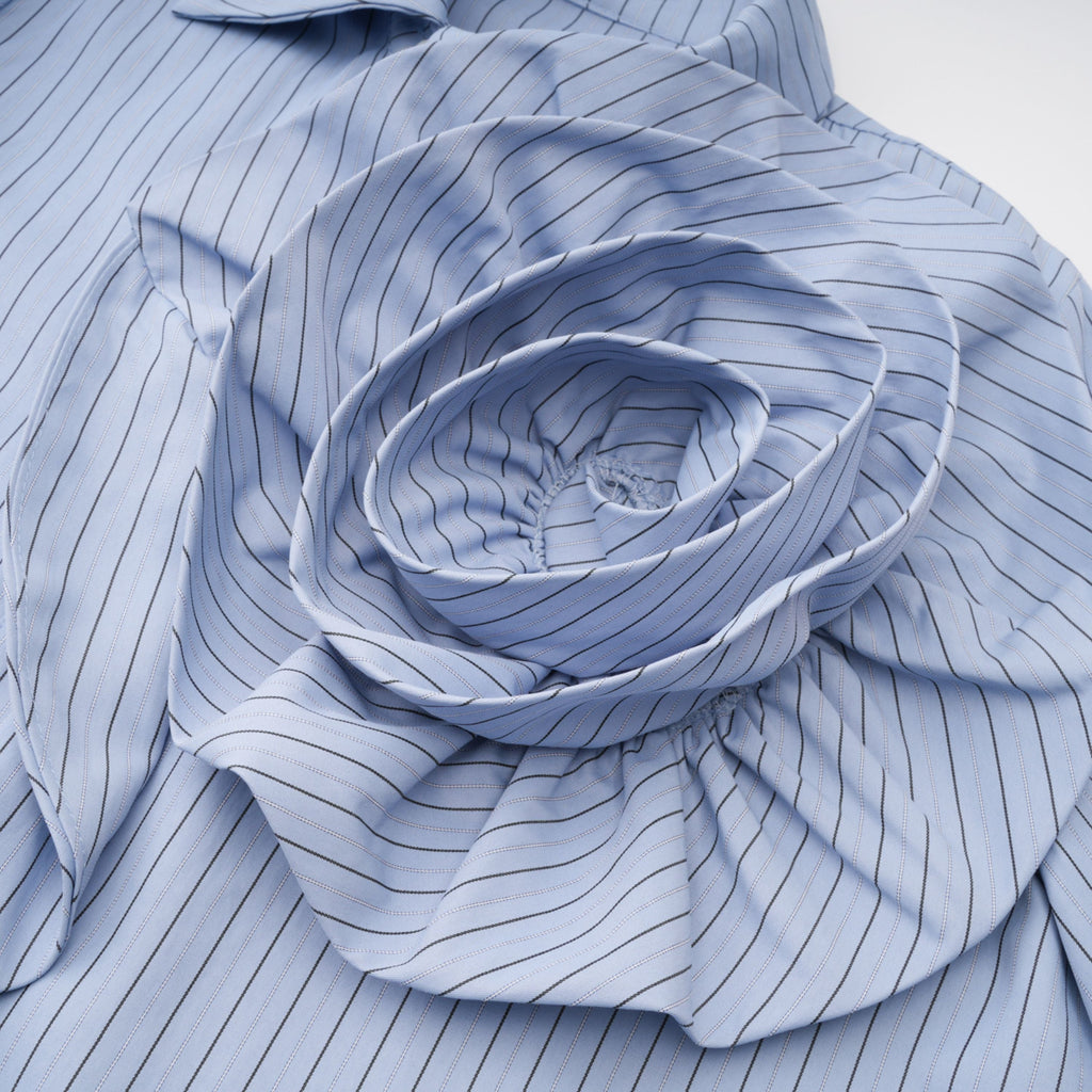 Camisa azul Torhild Blue 3D con rayas y detalles de pétalos, de la marca Bridal, vista desde el frente.