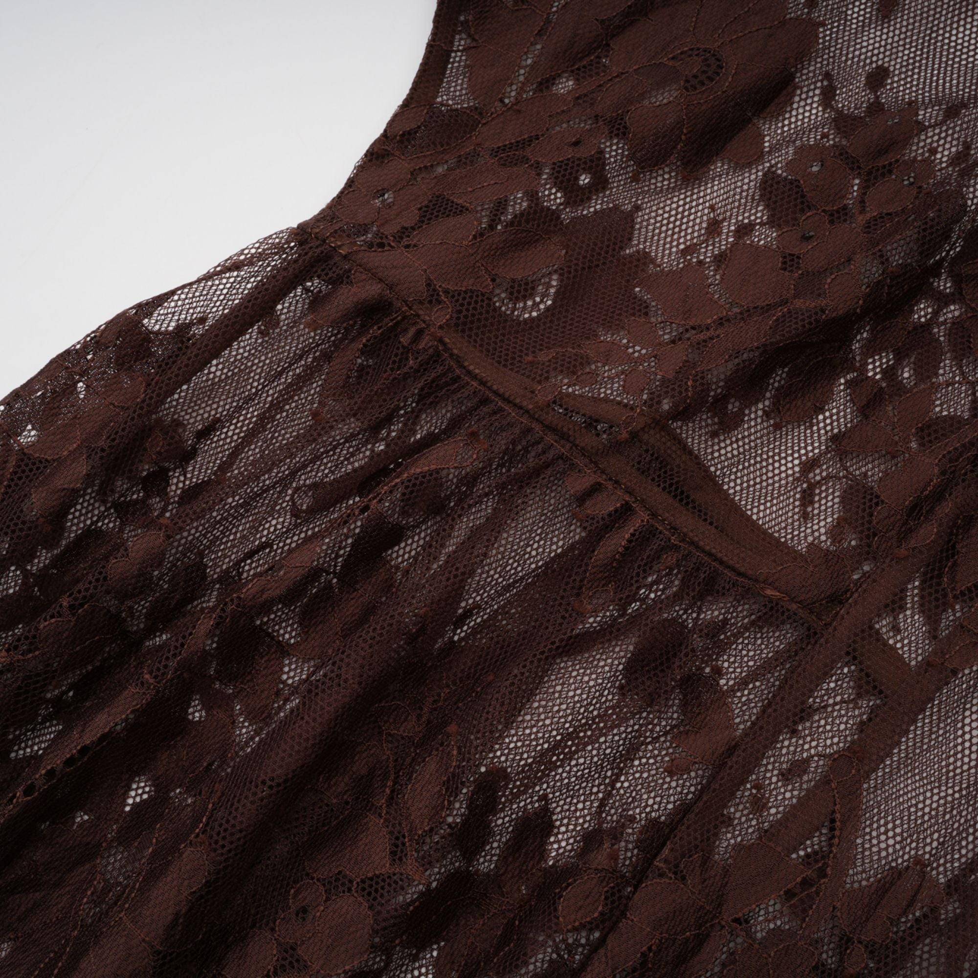 Vestido midi de seda color marrón con encaje chantilly y corte acampanado, estilo elegante de la marca Final Sale.