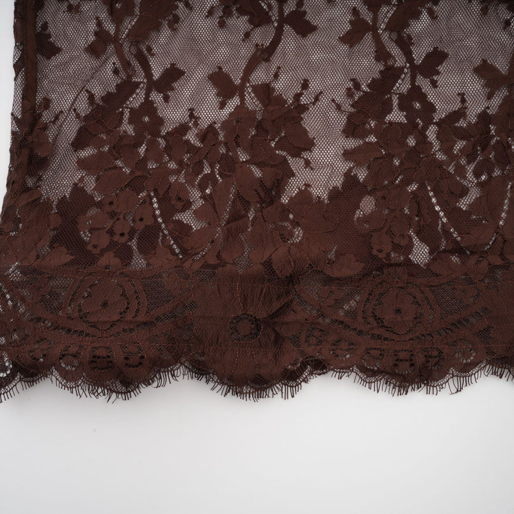 Vestido midi de encaje chantilly marrón Sylvie con caída acampanada, detalle elegante y femenino, en la imagen.