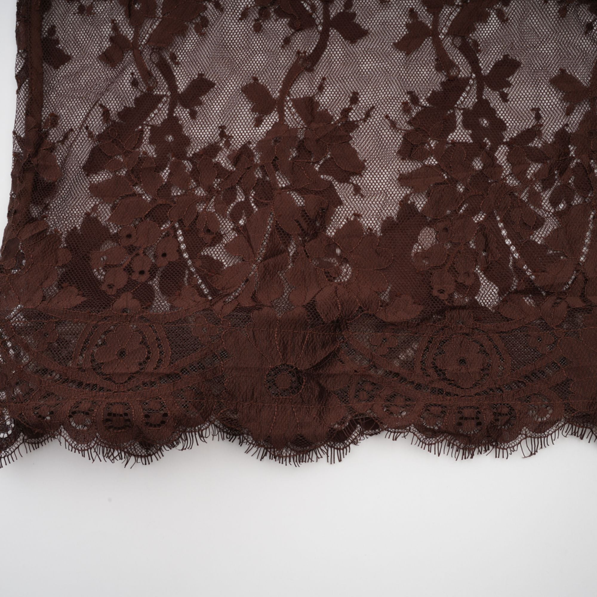 Vestido midi de encaje chantilly marrón Sylvie con caída acampanada, detalle elegante y femenino, en la imagen.