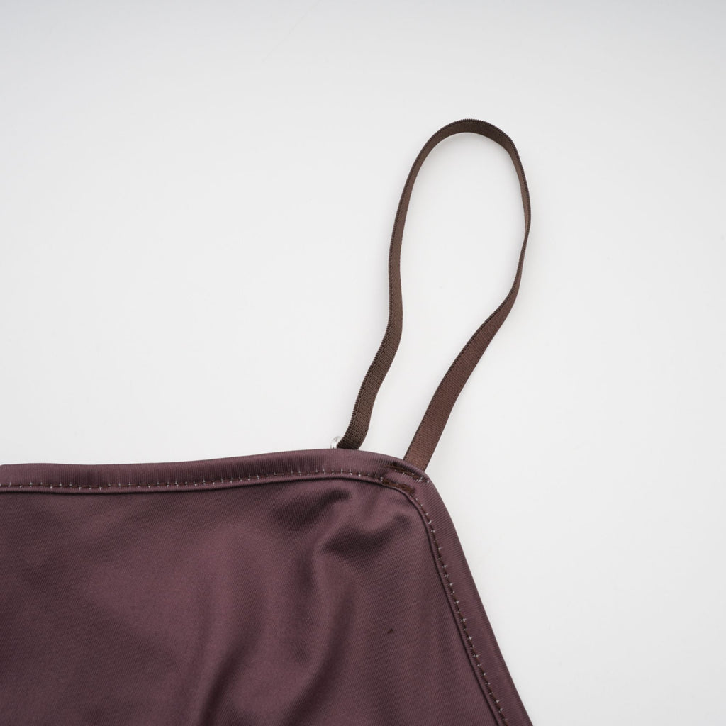 Vestido midi acampanado de encaje chantilly marrón Sylvie de Final Sale, con falda amplia y detalles elegantes.