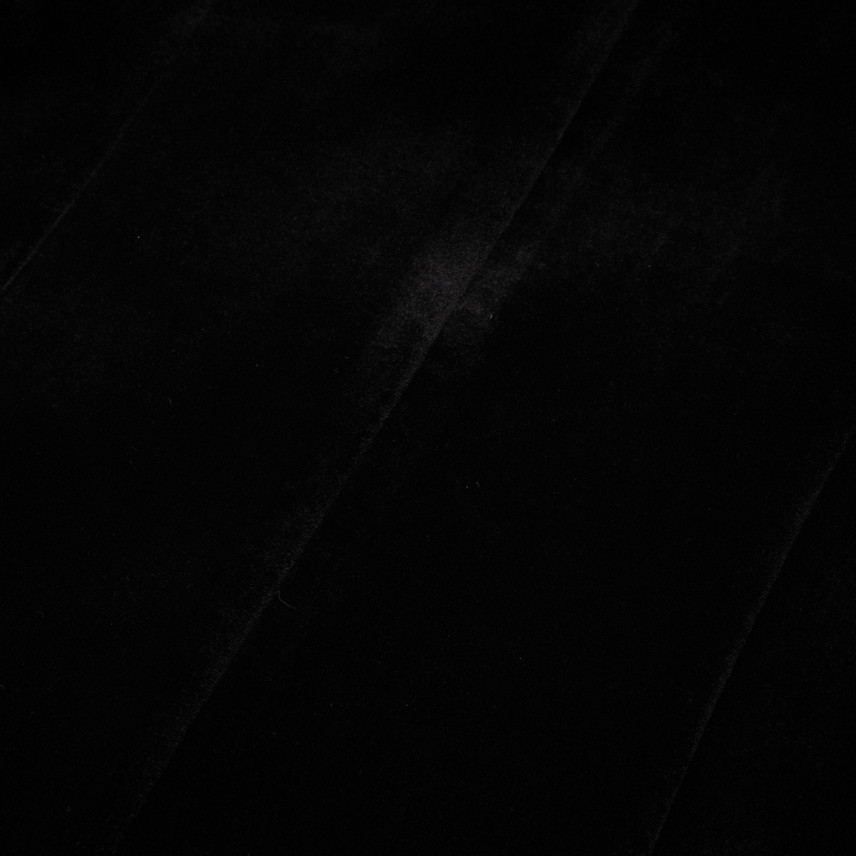 Vestido maxi negro de novia con cristales y abertura frontal, diseñado por Bridal.