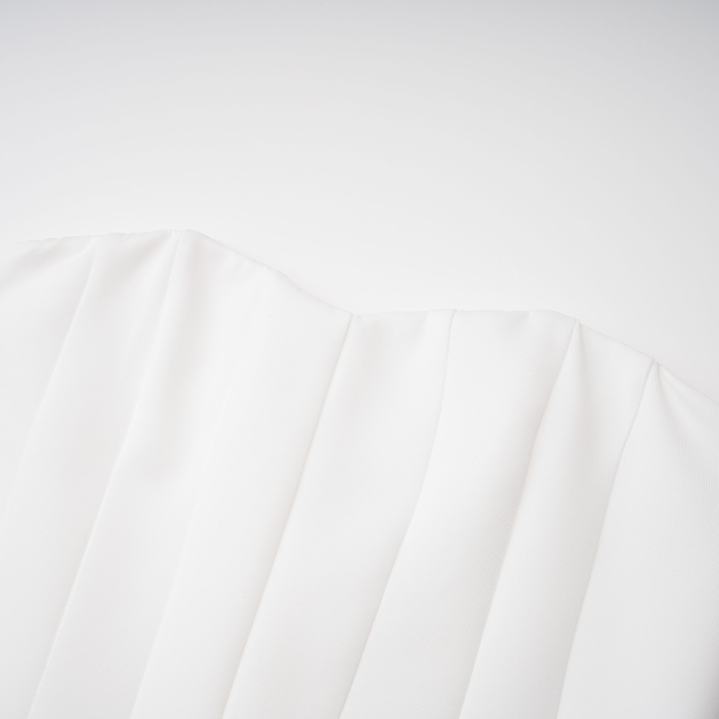 Conjunto de vestido estructurado blanco con capa y corsé de Bridal, elegante y sofisticado para ocasiones especiales.