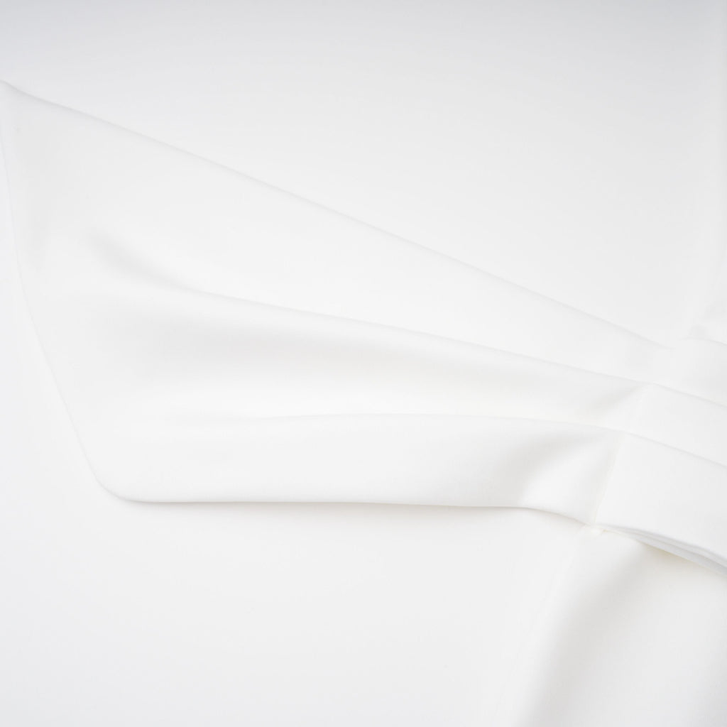 Vestido de novia Felice blanco con capa estructurada y corsé, elegante conjunto para boda, vista frontal del vestido completo.