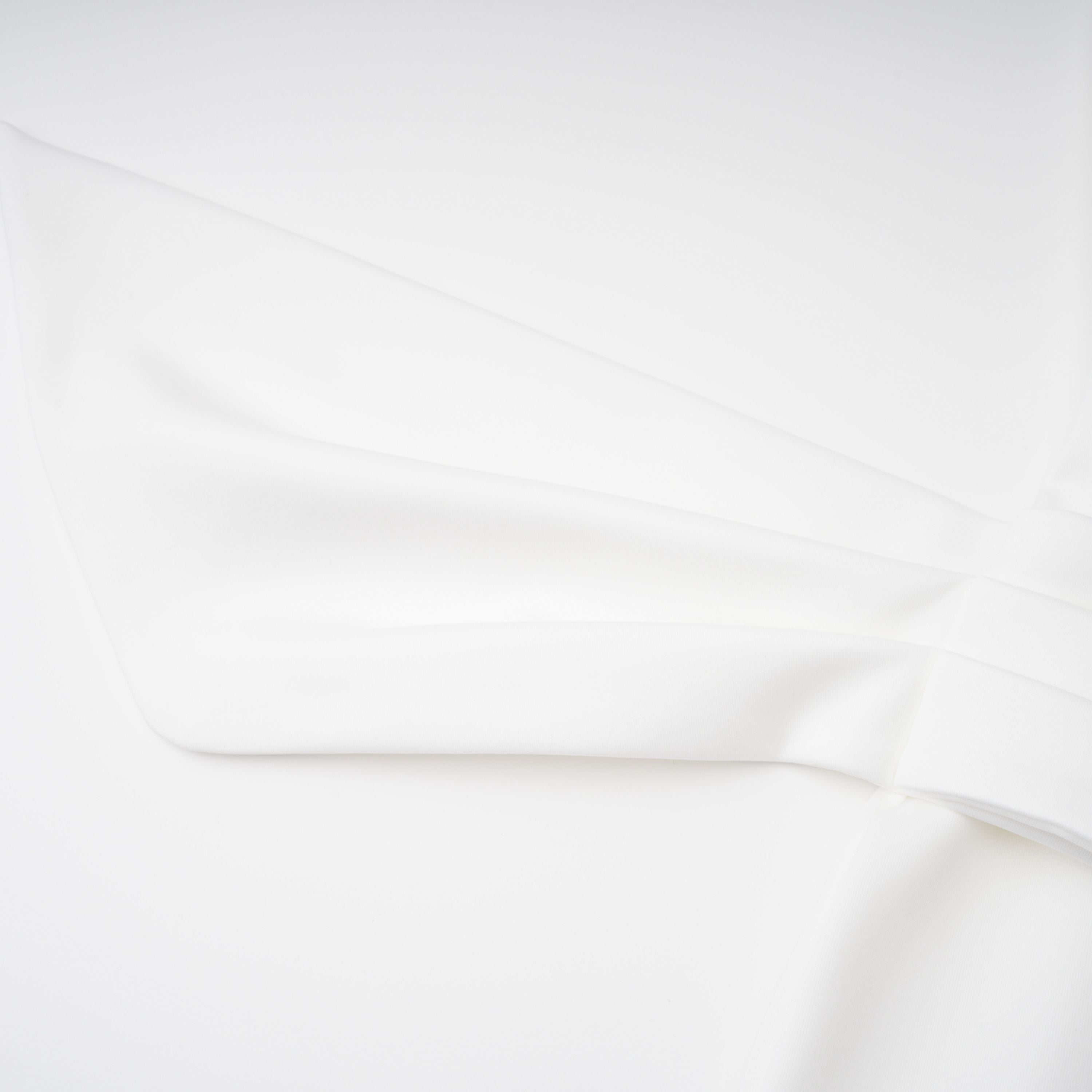 Vestido de novia Felice blanco con capa estructurada y corsé, elegante conjunto para boda, vista frontal del vestido completo.