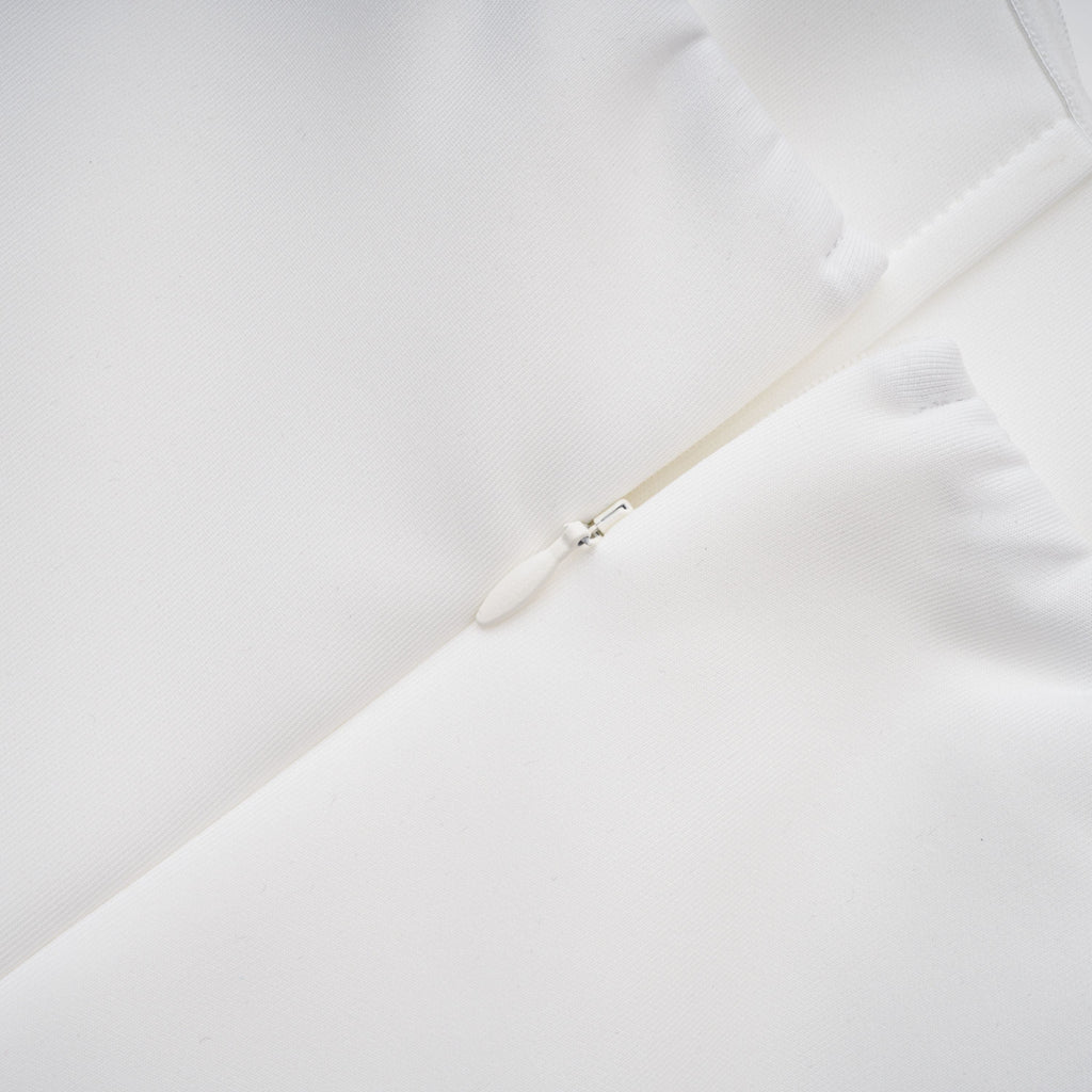 Conjunto de vestido blanco estructurado con capa y corsé de Bridal, detalle elegante y sofisticado para ocasiones especiales.