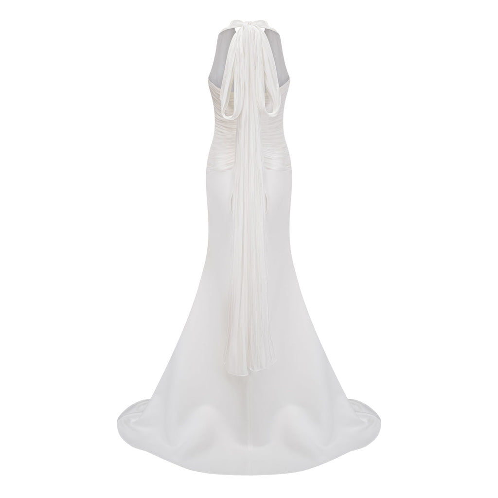 Vestido maxi Emmeline en color blanco con diseño de tren y detalles fruncidos, de la marca Final Sale, en una imagen de vista frontal.