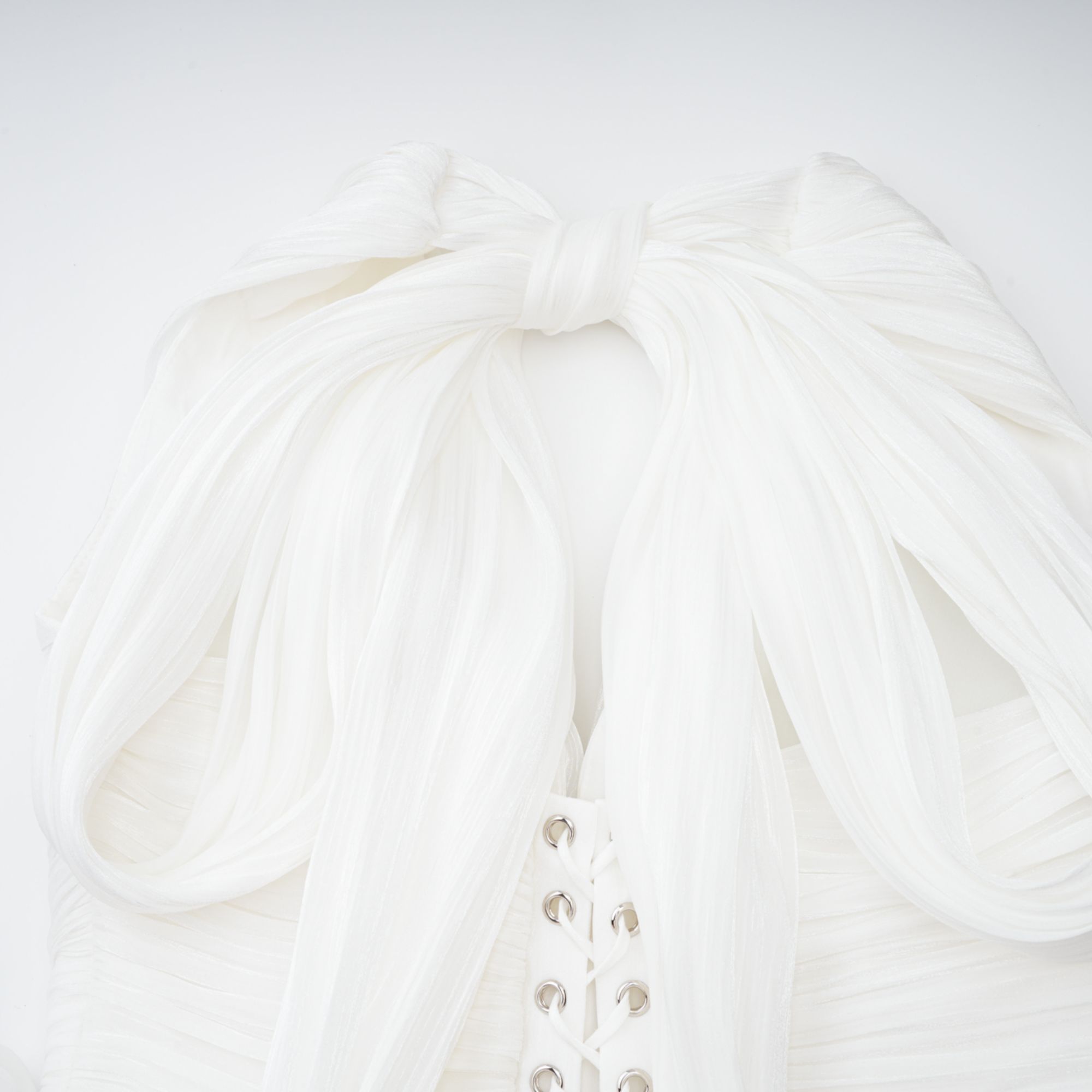 Vestido maxi blanco de Emmeline con diseño de tren y detalles fruncidos, para un estilo elegante y cómodo.