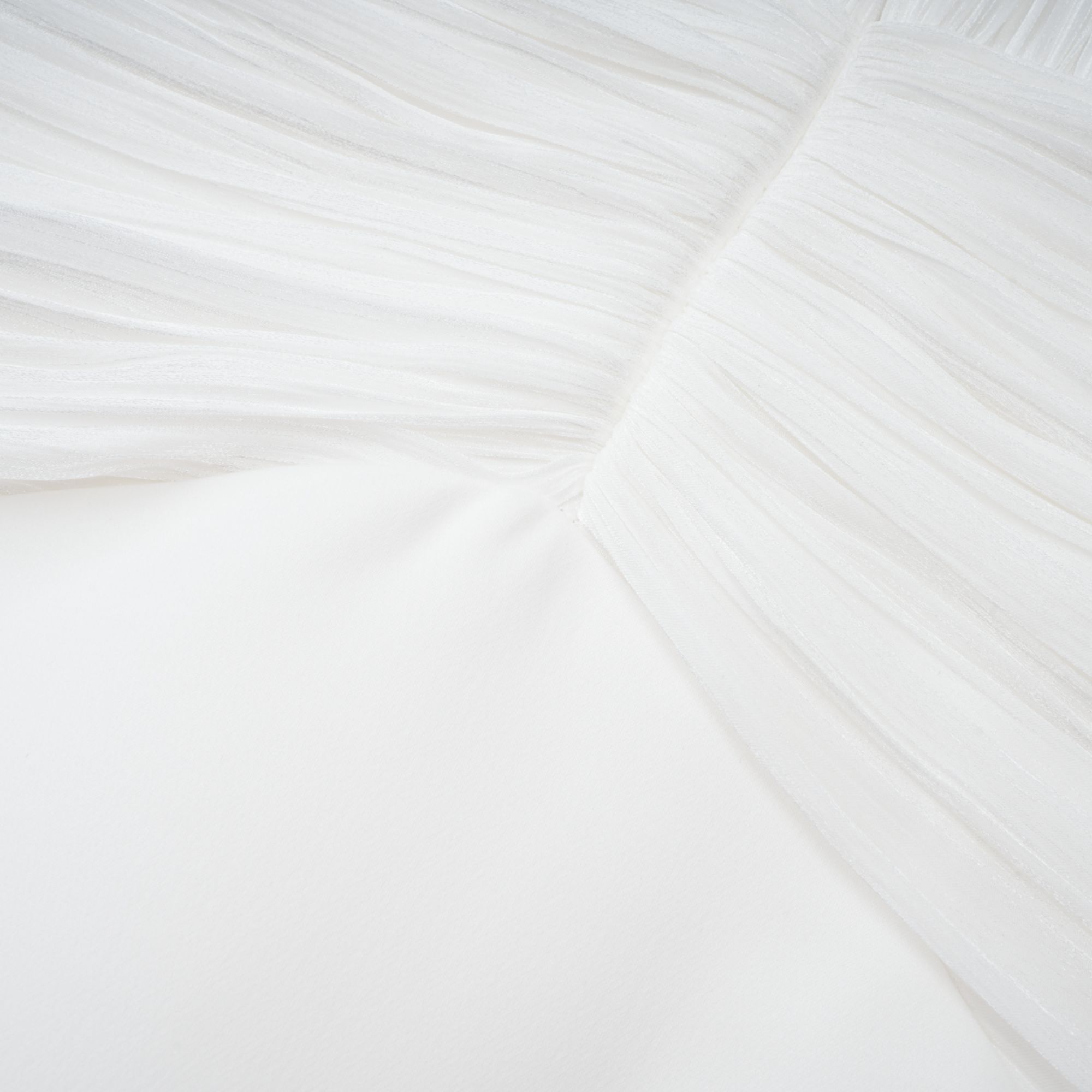 Vestido maxi blanco Emmeline con diseño de tren y detalles recogidos, de la marca Final Sale, mostrando la tela y el estilo elegante