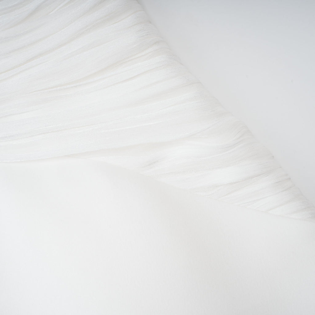 Vestido maxi blanco de Emmeline con diseño de tren y detalles de fruncido, ideal para ocasiones elegantes.