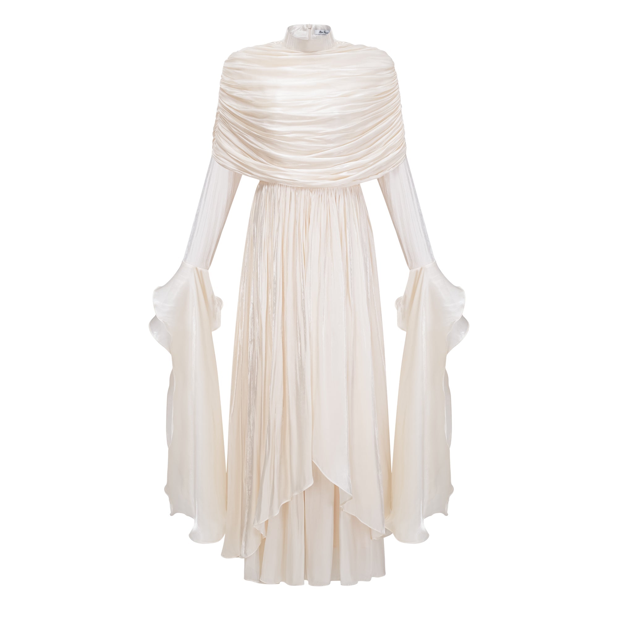 Vestido largo maxi de novia Gustave en tono neutro con volantes y detalles rizados, con capa y estilo elegante.