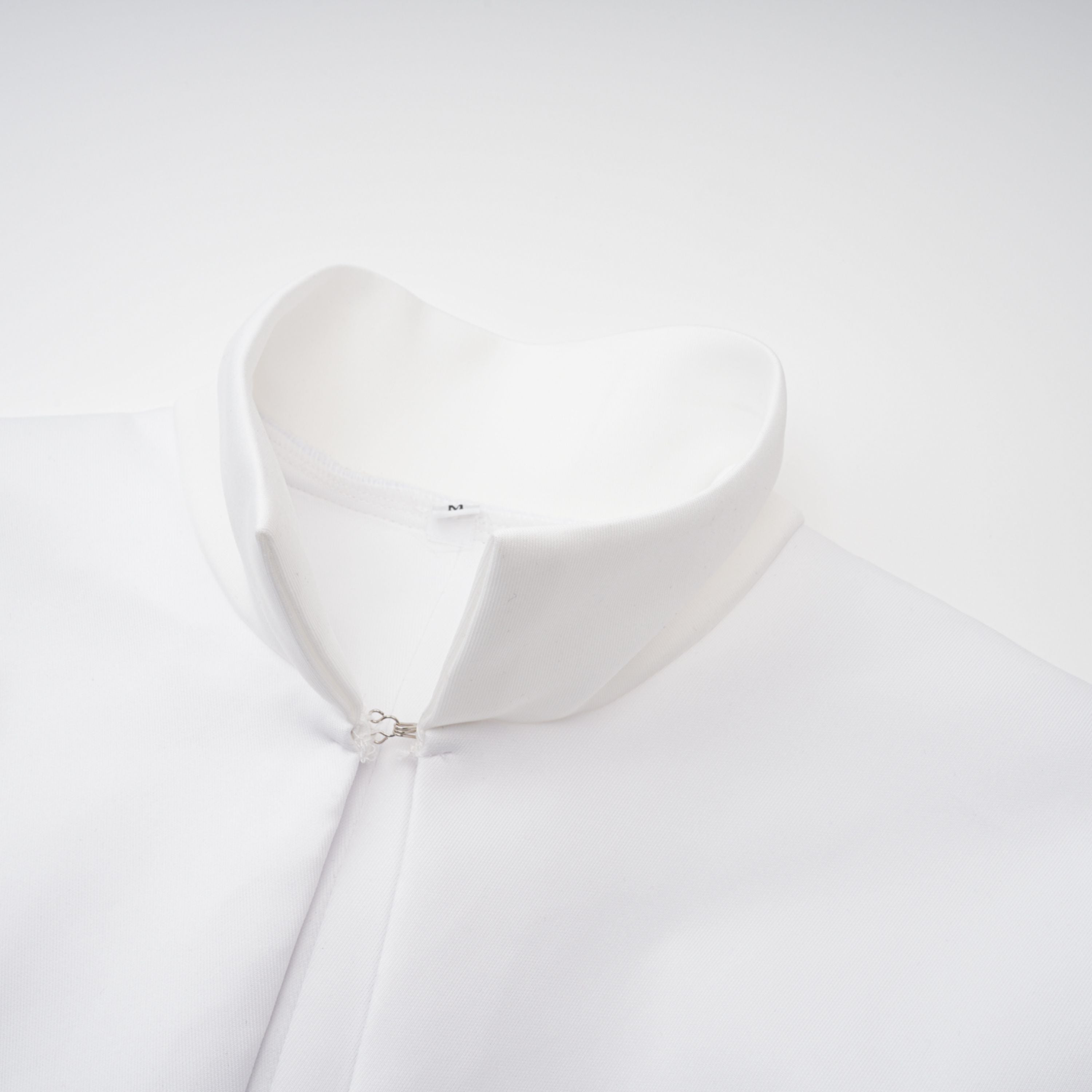 Conjunto de vestido con capa y corsé blancos de Bridal, con estructura elegante y detalles sofisticados.