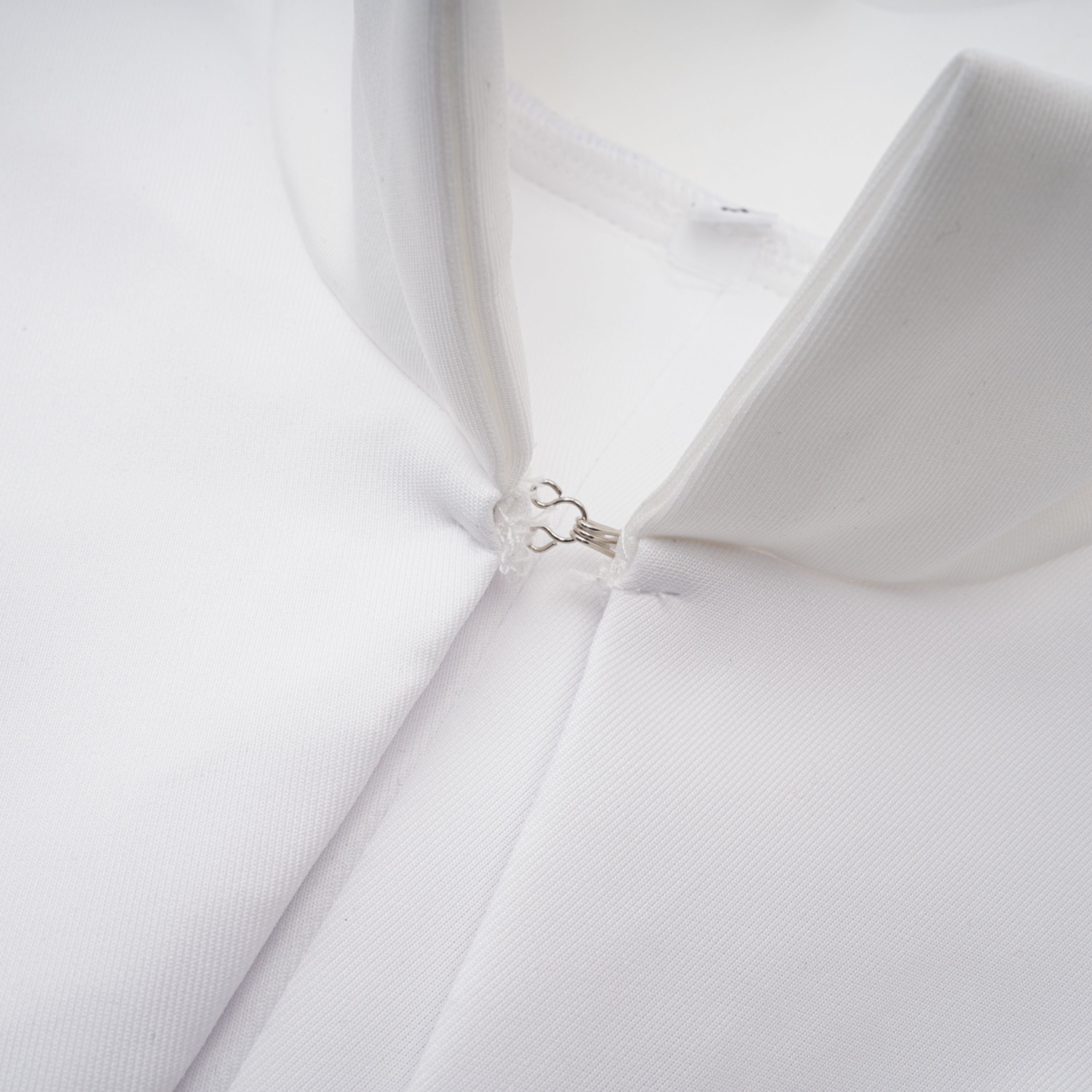 Vestido de novia Felice Blanco con capa estructurada y corsé, diseño elegante y sofisticado, imagen de conjunto completo.