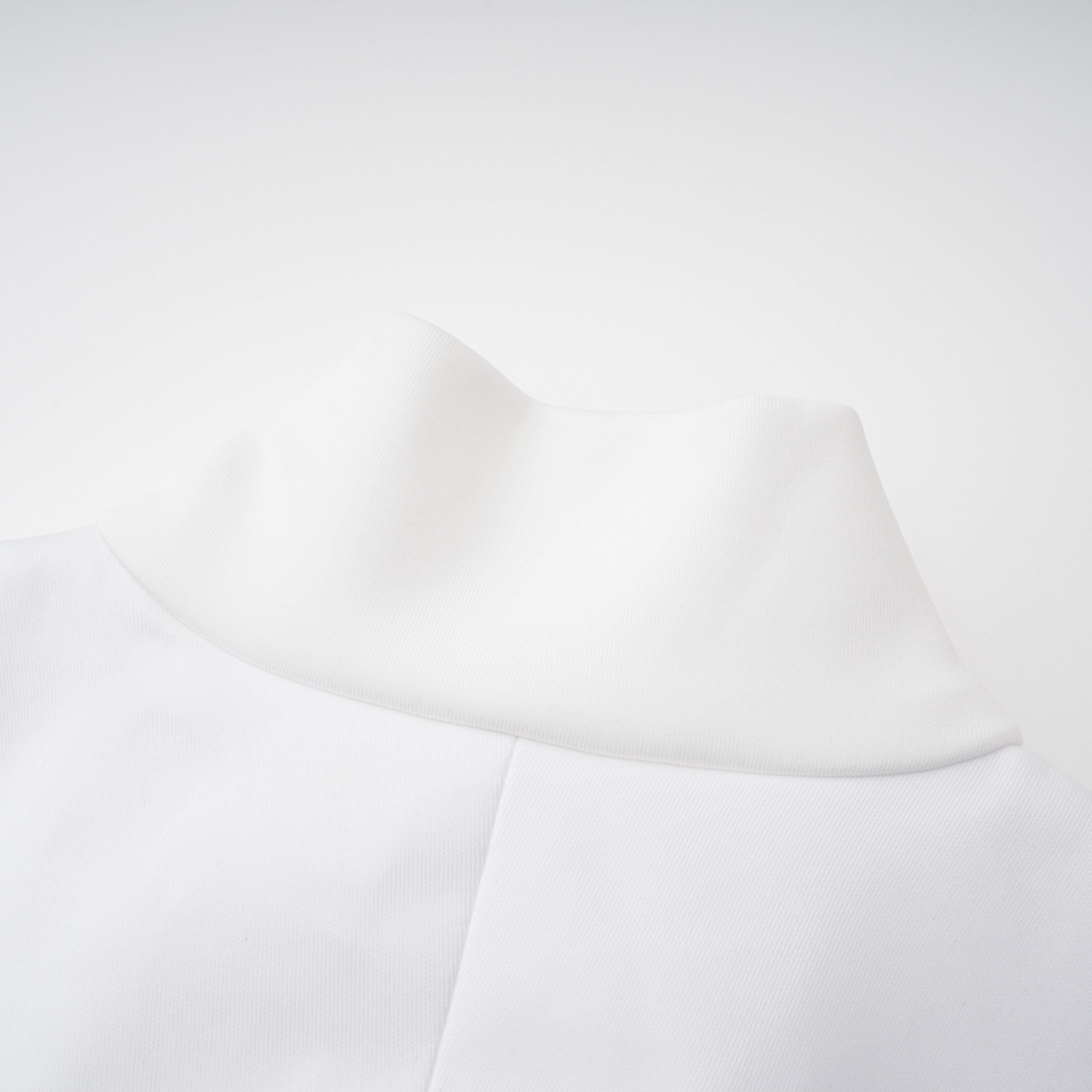 Vestido de novia Felice blanco con capa estructurada y corsé, elegante conjunto de novia de la marca Bridal en la imagen.