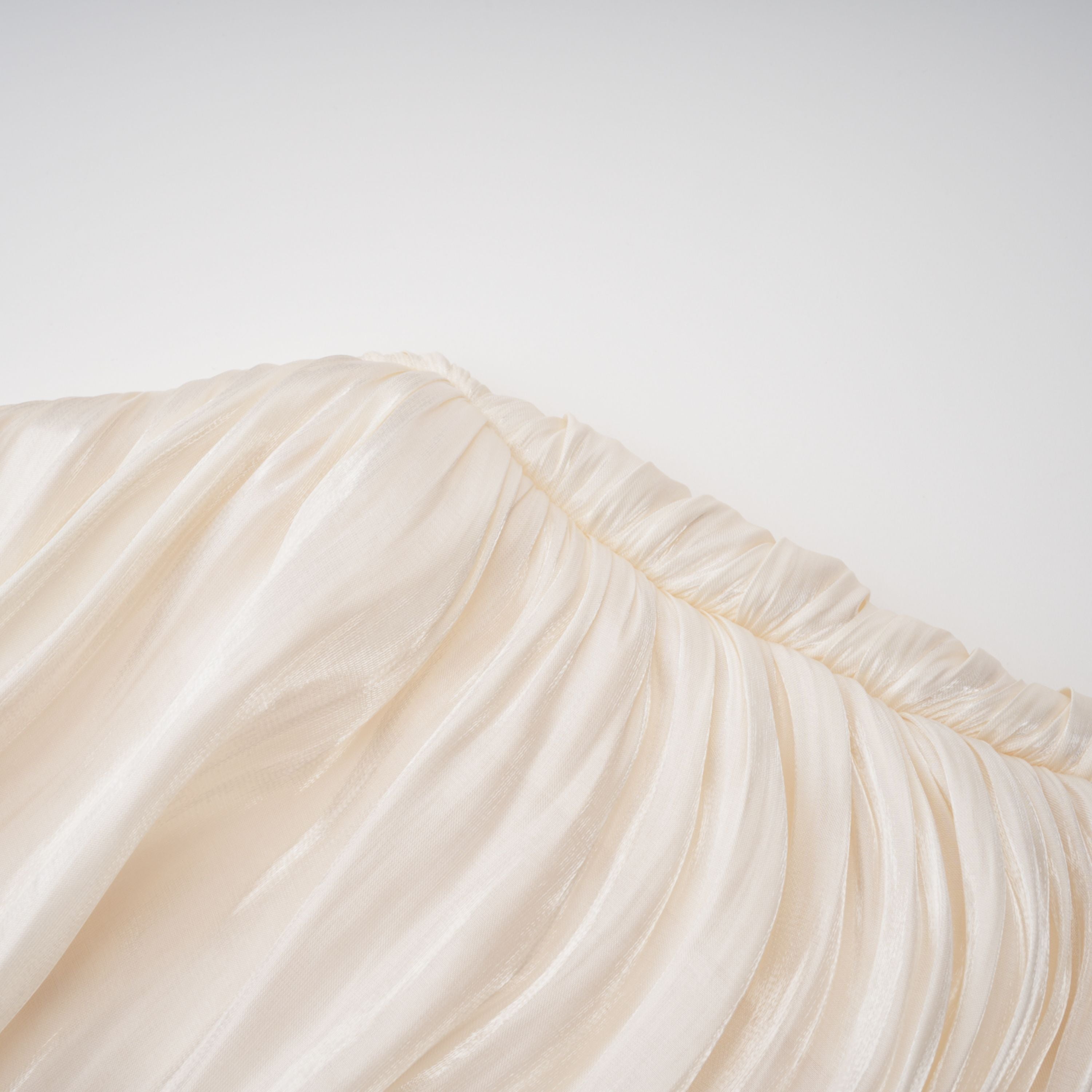 Vestido maxi rizado y con volantes Gustave Neutral Ruched Cape de Bridal, con detalles elegantes y estilo sofisticado.