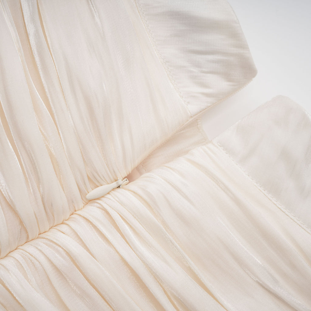 Vestido largo de novia Gustave Neutral con capa ruffled y detalles fruncidos, estilo maxi y elegante para bodas.