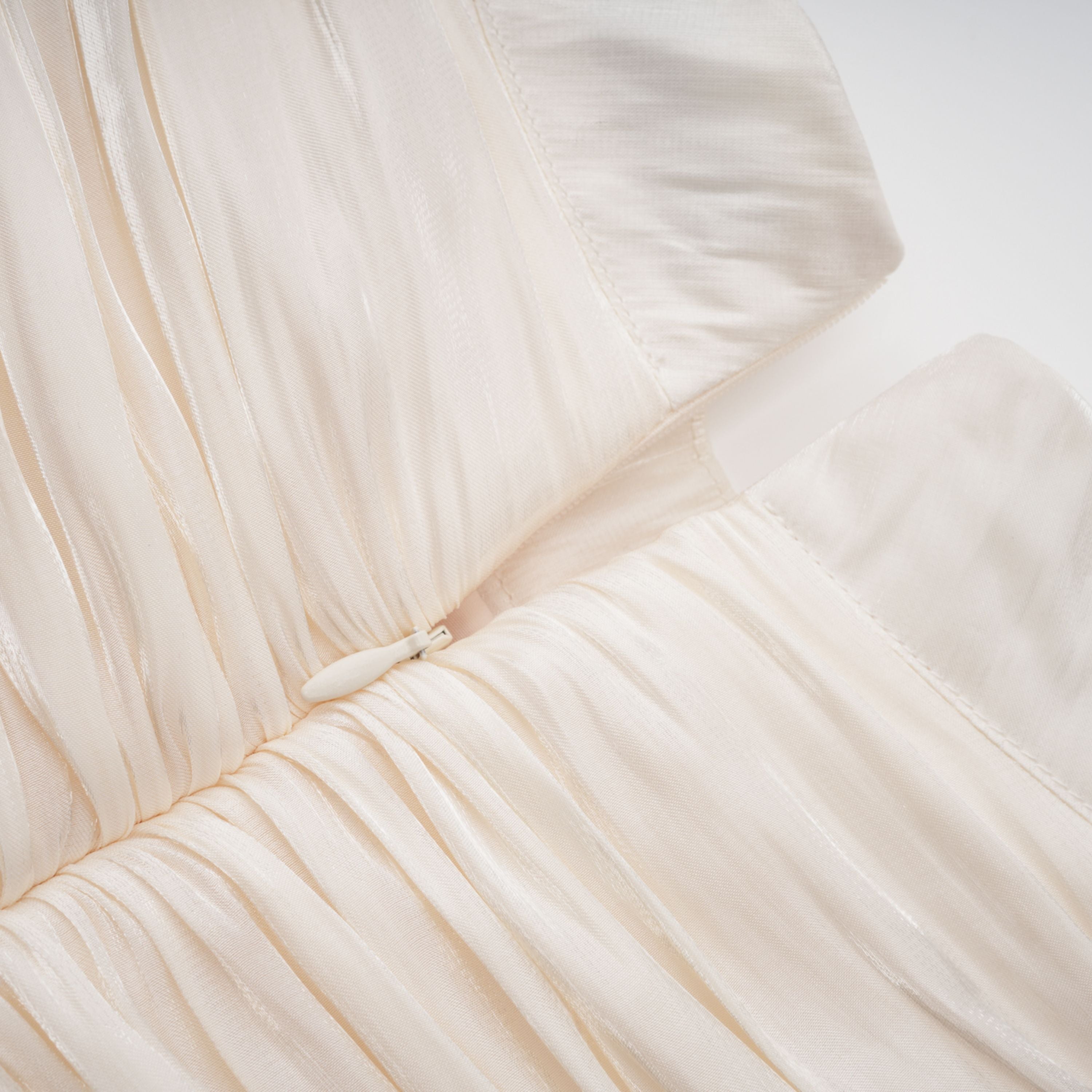 Vestido largo de novia Gustave Neutral con capa ruffled y detalles fruncidos, estilo maxi y elegante para bodas.