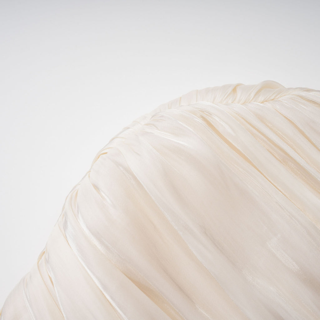 Vestido maxi rizado y con volantes Gustave Neutral de Bridal, capa con drapeado y estilo elegante.