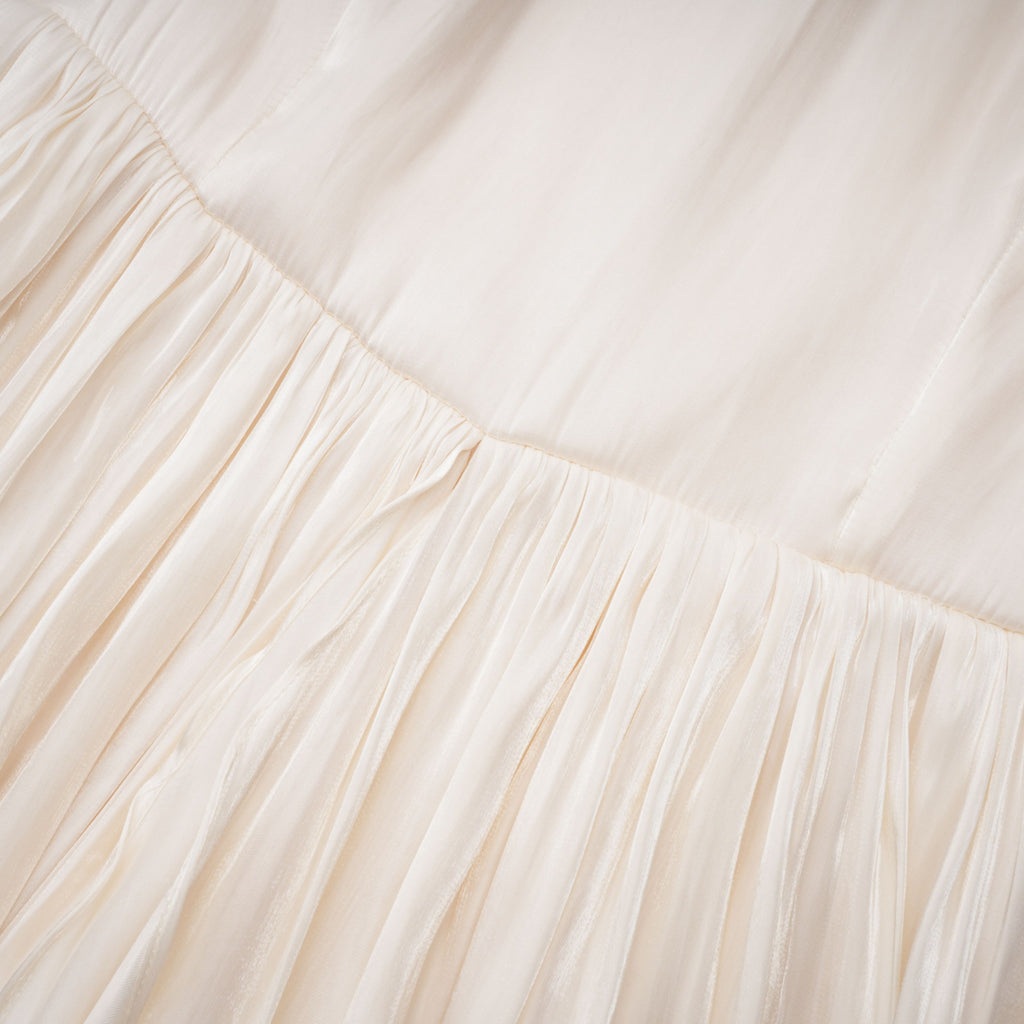 Vestido maxi rizado y con volantes Gustave Neutral Ruched Cape de Bridal, en color neutro, con detalles elegantes y estilo sofisticado.