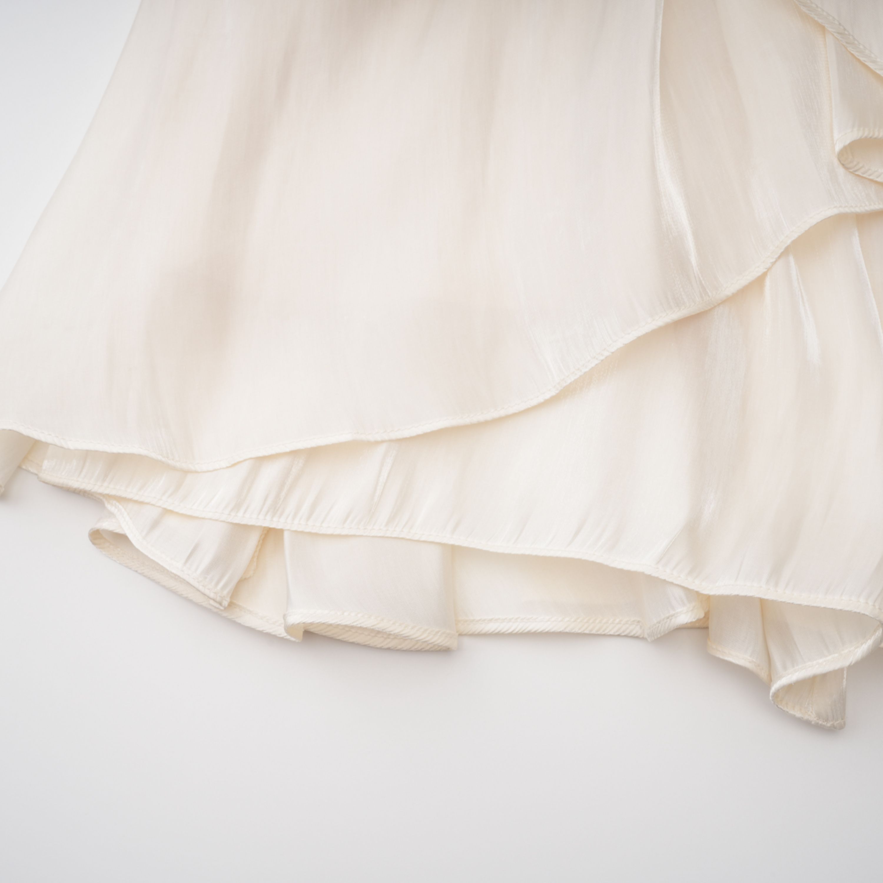 Vestido largo de novia Gustave Neutral con capucha ruffled y diseño maxi, con detalles de drapeado y estilo elegante.