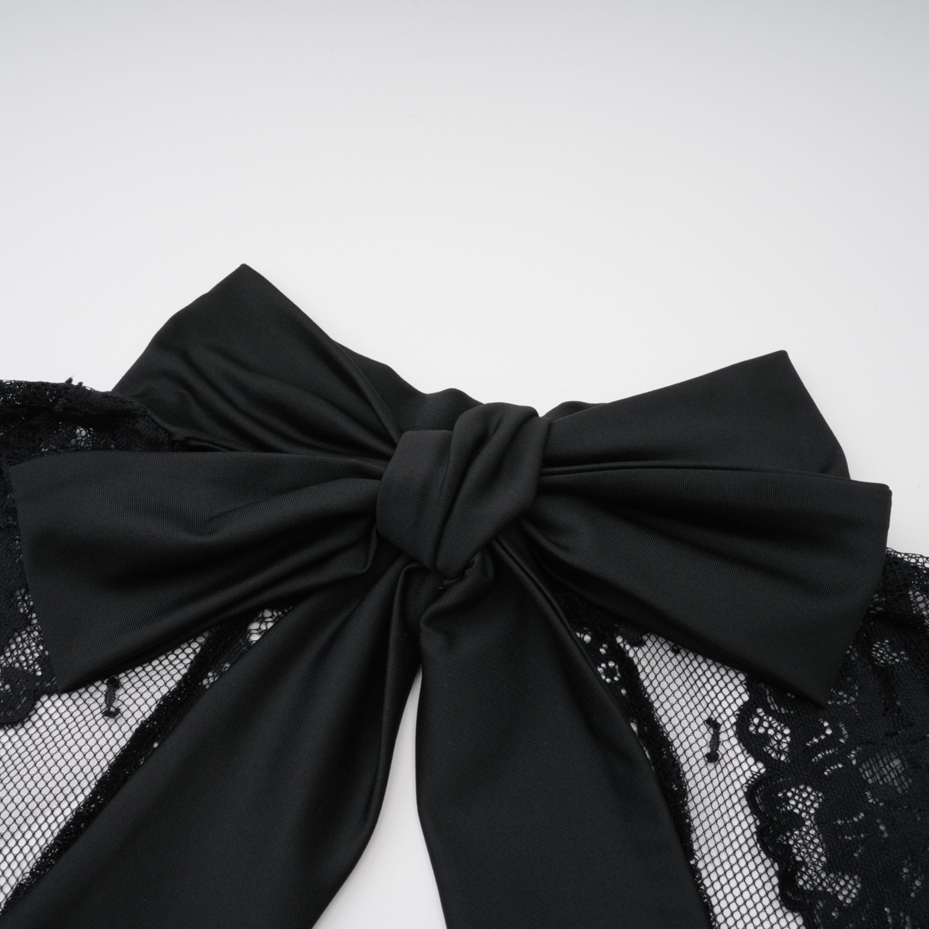 Vestido largo de novia negro con panel de encaje, diseño maxi y elegante, de la marca Bridal, en color negro.