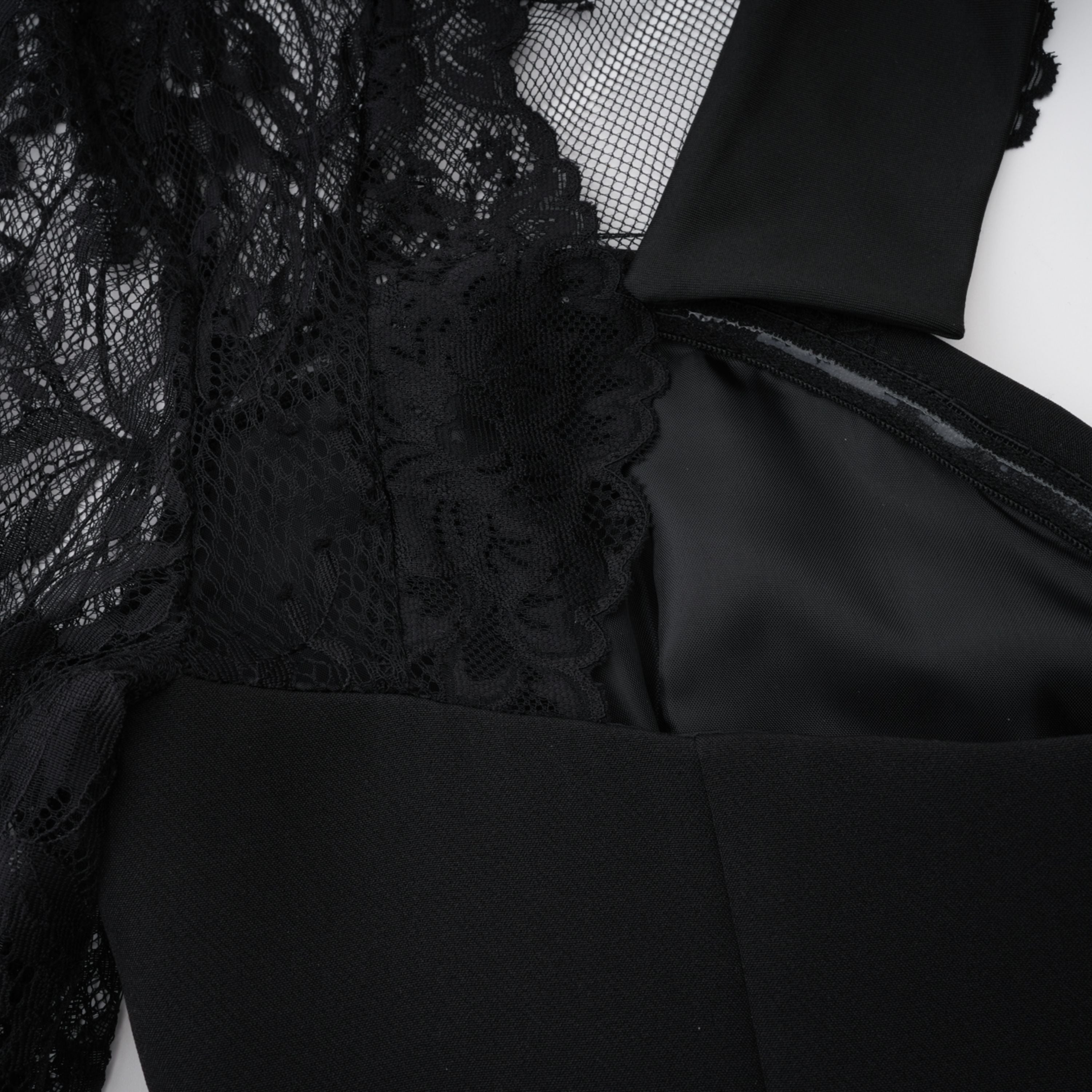 Vestido largo de novia en encaje negro con paneles, diseño elegante y sofisticado, muestra la parte superior y detalles del vestido.