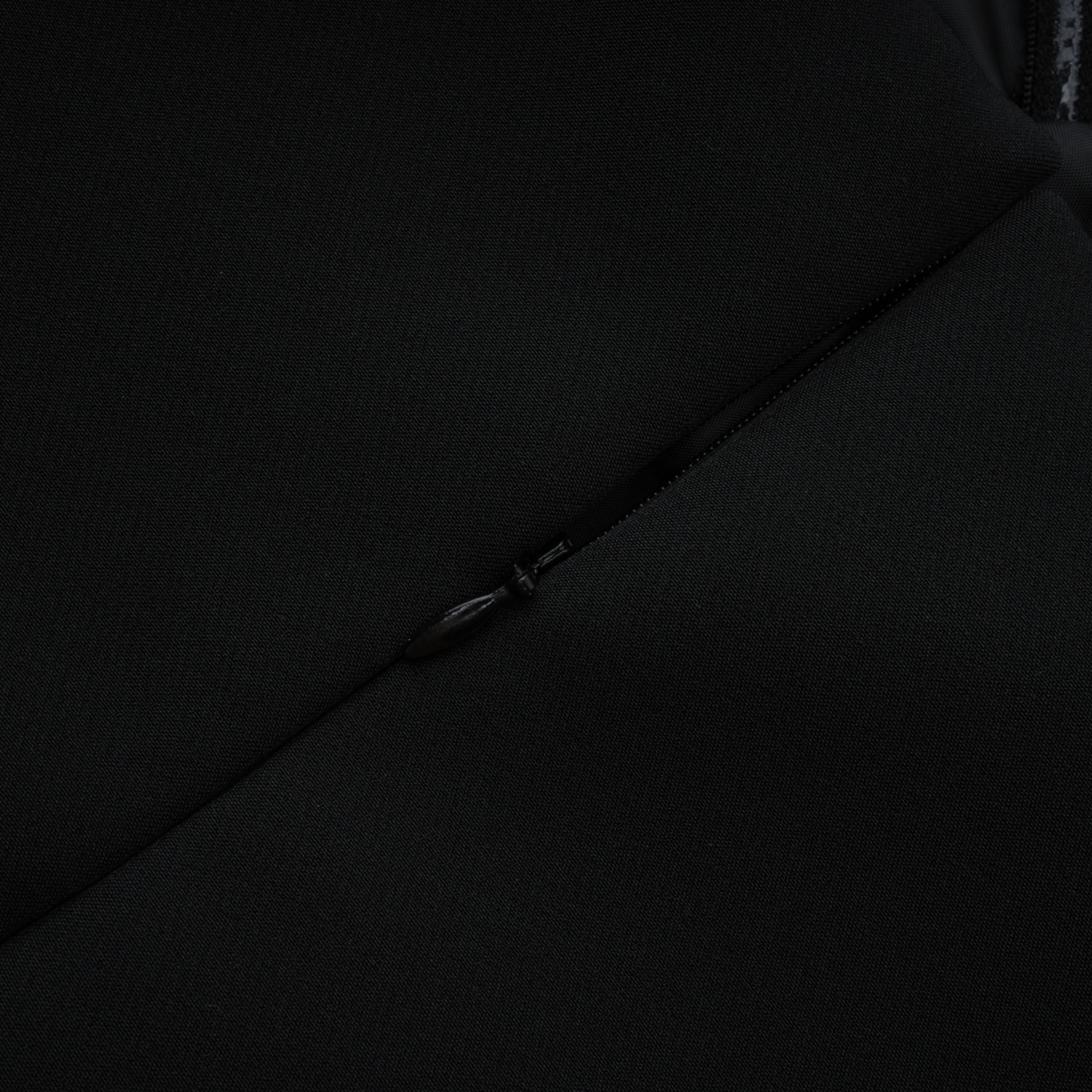 Vestido largo negro con panel de encaje de la marca Bridal, diseño maxi con detalles elegantes y corte ajustado.