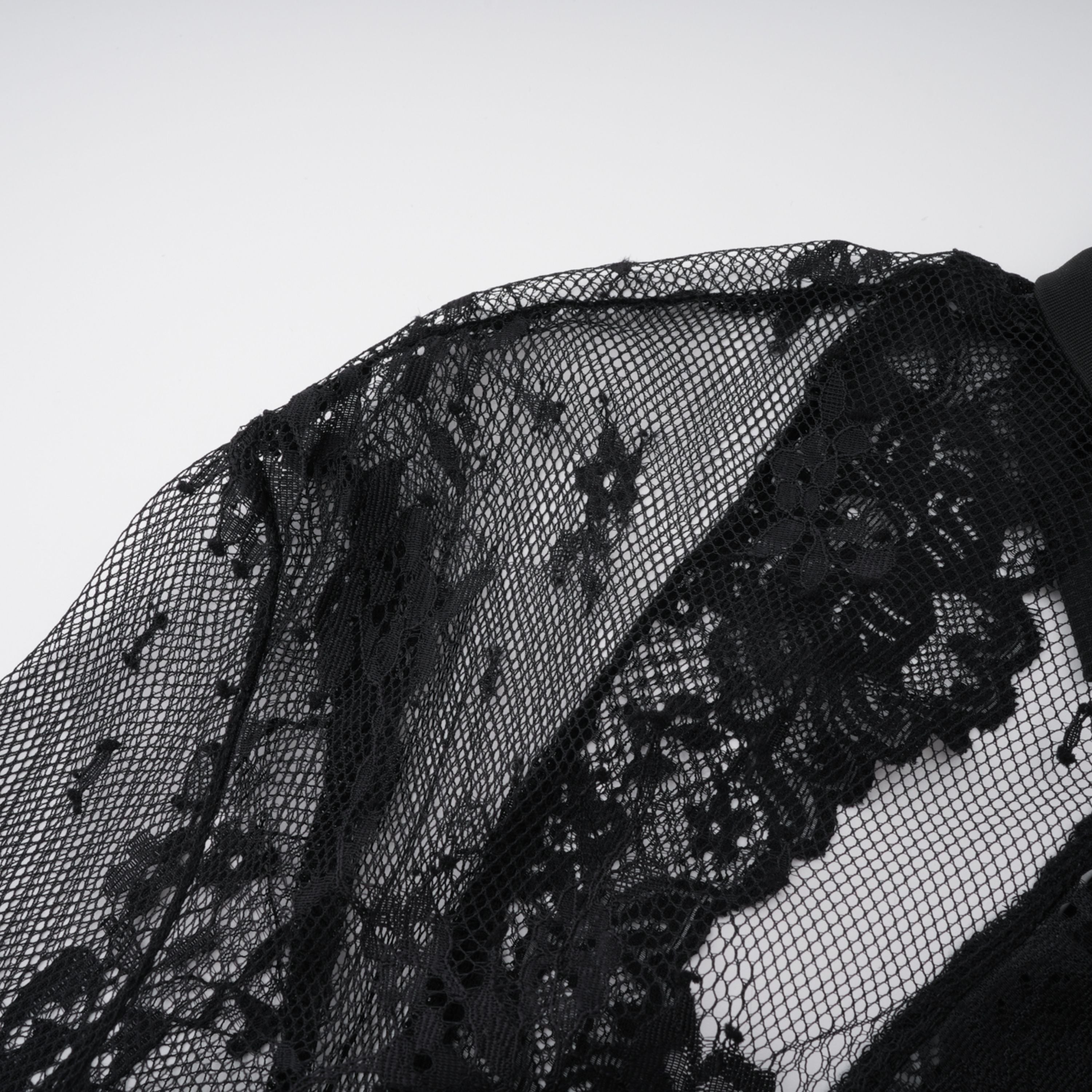 Vestido maxi negro de encaje con paneles, estilo quitters de la marca Bridal, diseñado para ocasiones elegantes y sofisticadas.