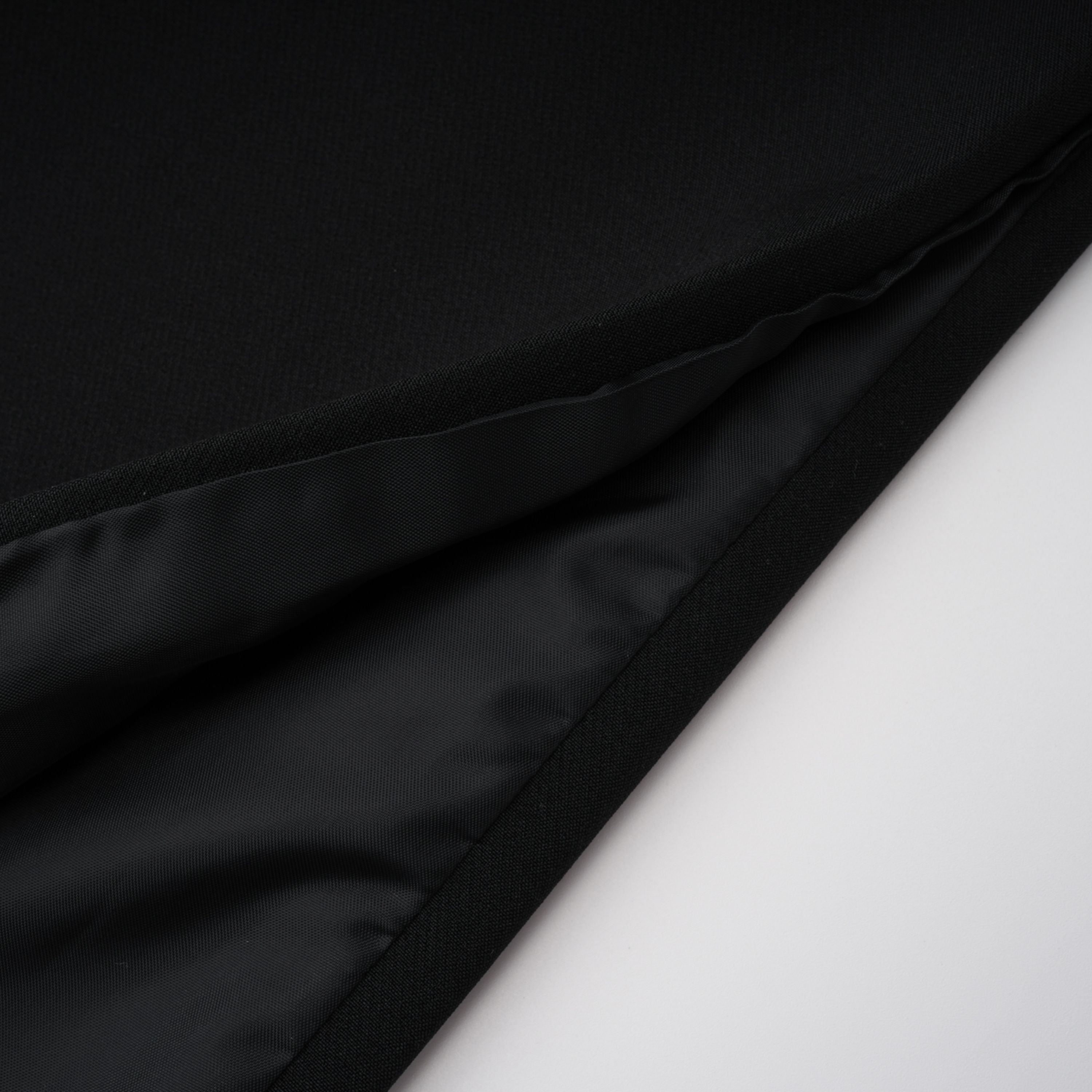 Vestido largo de novia negro con panel de encaje, estilo maxi, de la marca Bridal, visto en la imagen.