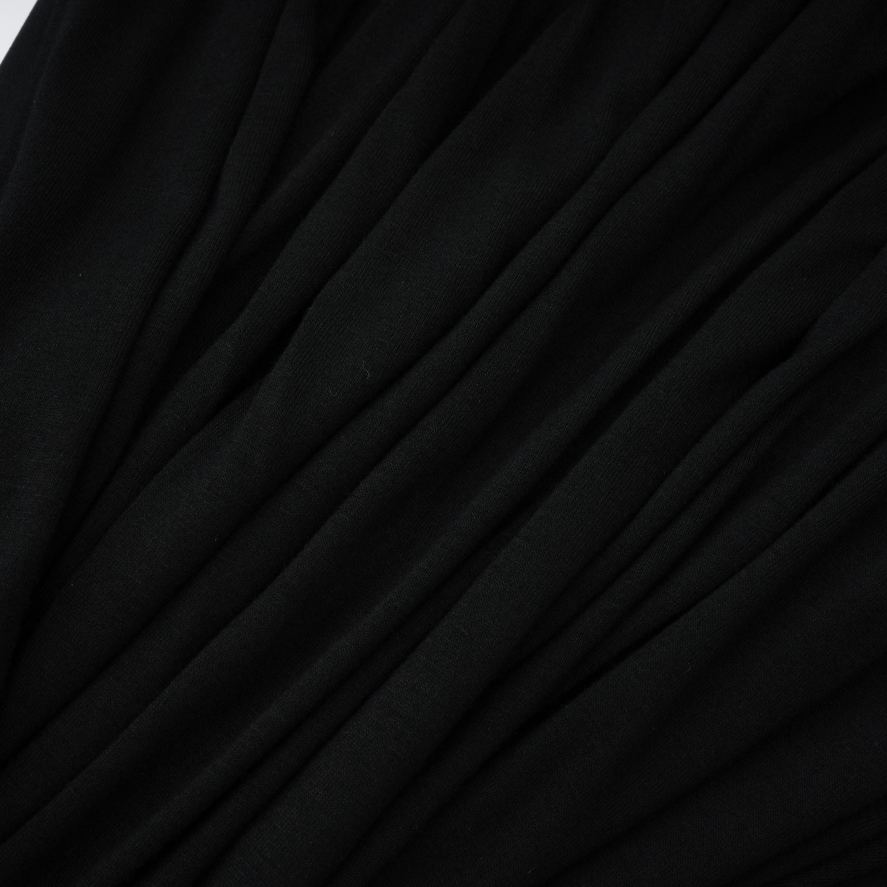 Mono largo negro con escote en V profundo y drapeado, diseño elegante de la marca Bridal, en color negro y estilo sofisticado.