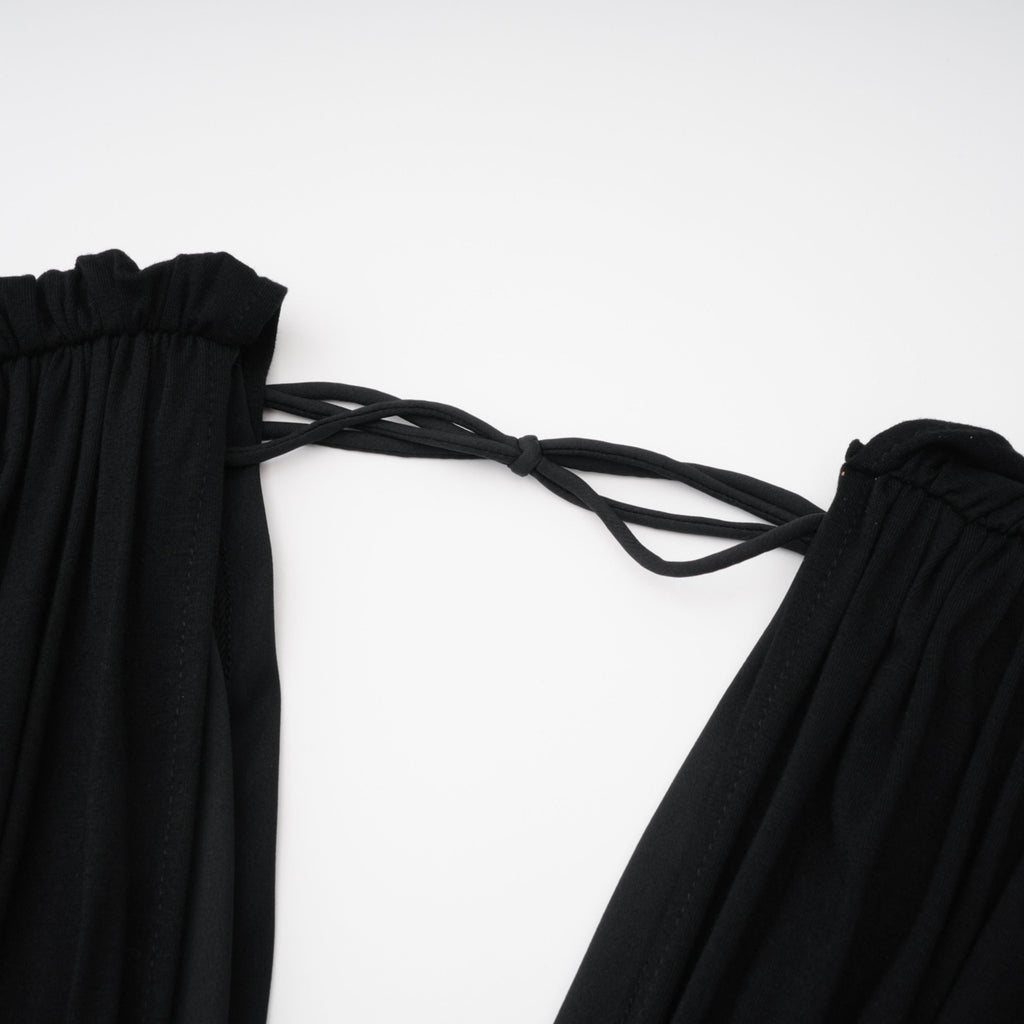 Traje de una pieza negro Gianina de Bridal con escote en V profundo y drapeado, elegante y ajustado al cuerpo.