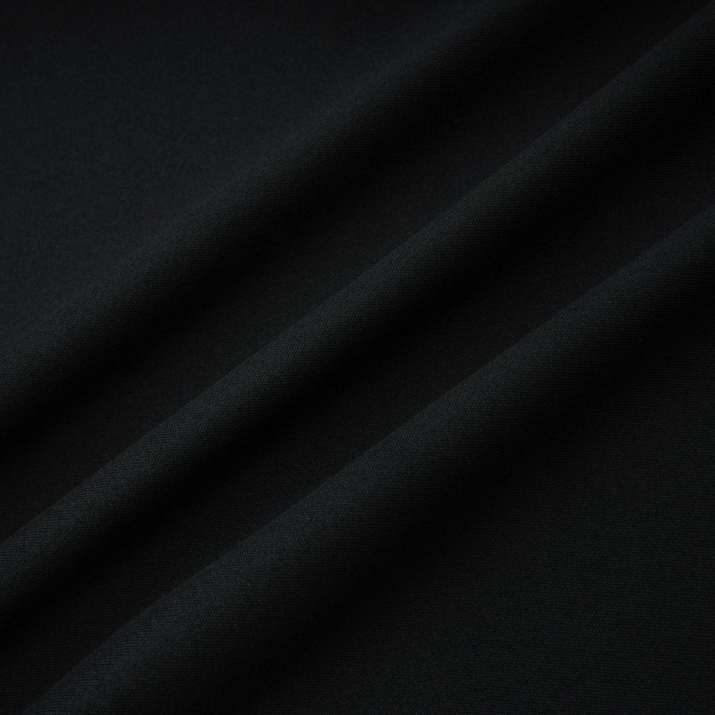 Mono de novia negro Gianina con escote en V profundo y drapeado, diseñado por Bridal, en la imagen.