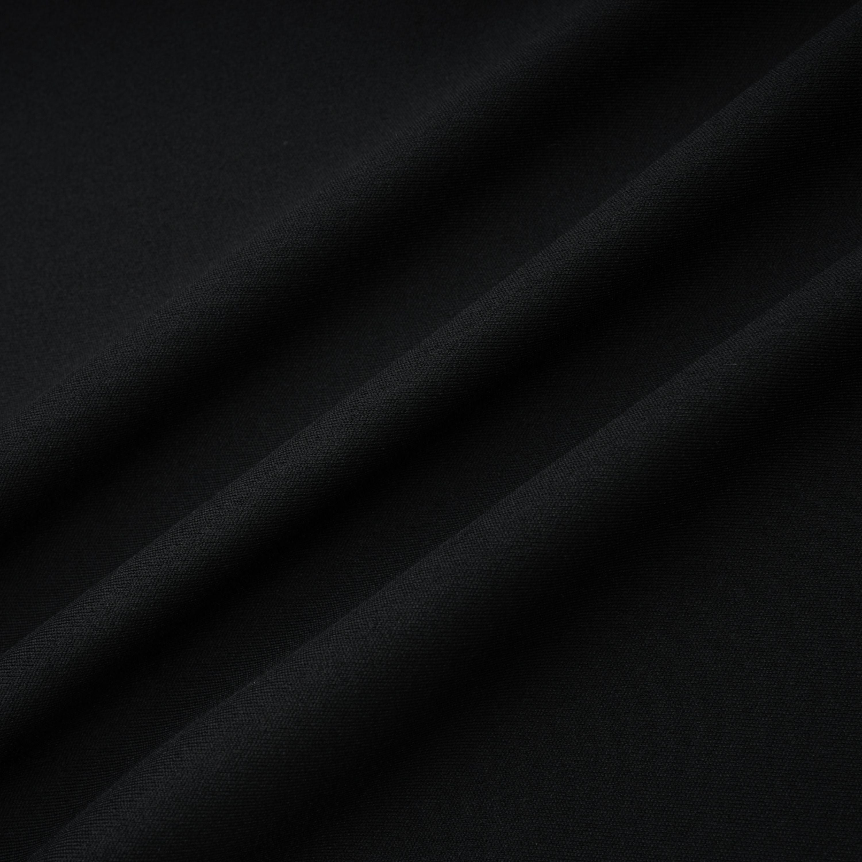 Mono de novia negro Gianina con escote en V profundo y drapeado, diseñado por Bridal, en la imagen.