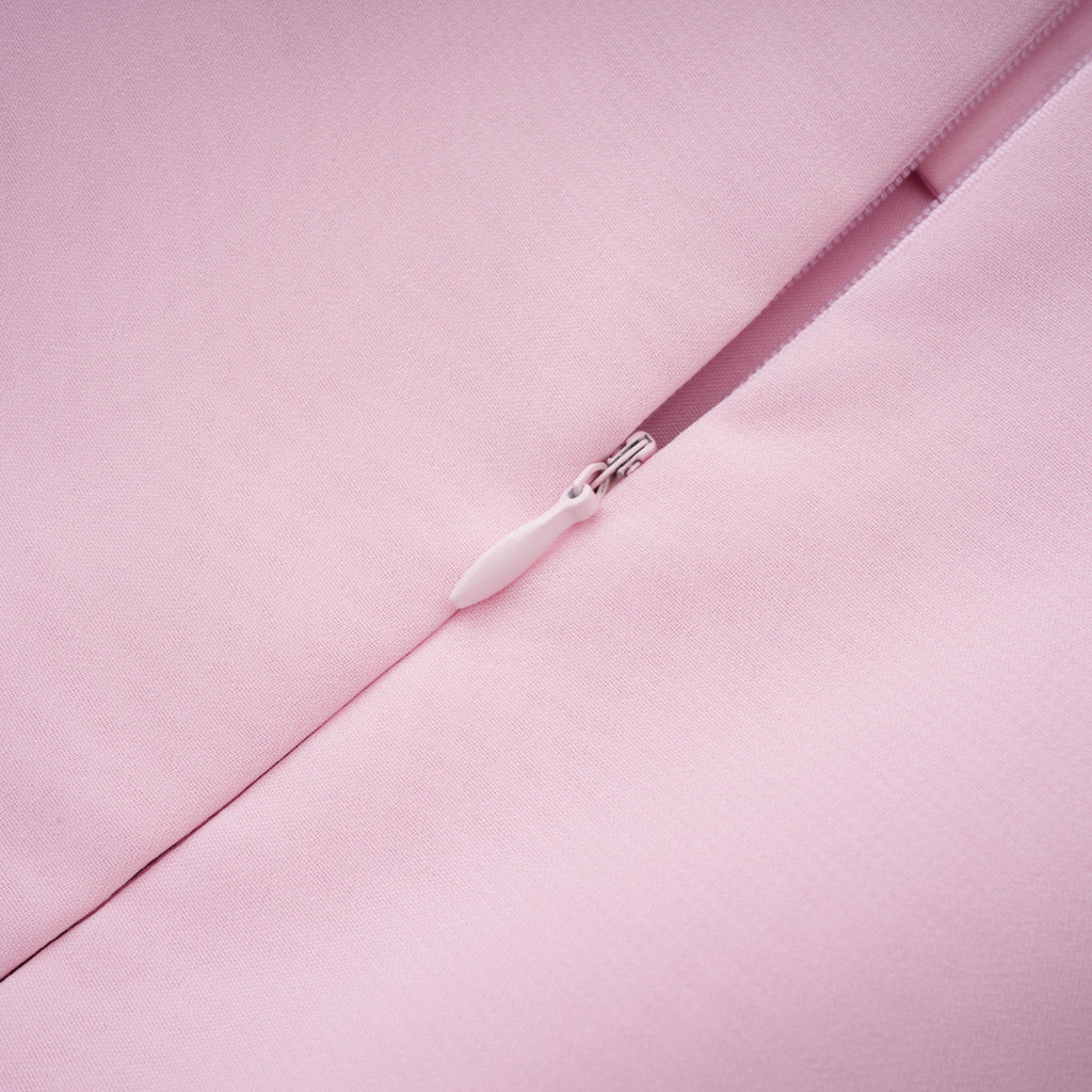 Vestido maxi de novia en rosa sin tirantes con corsé de chiffon, estilo romántico y elegante.