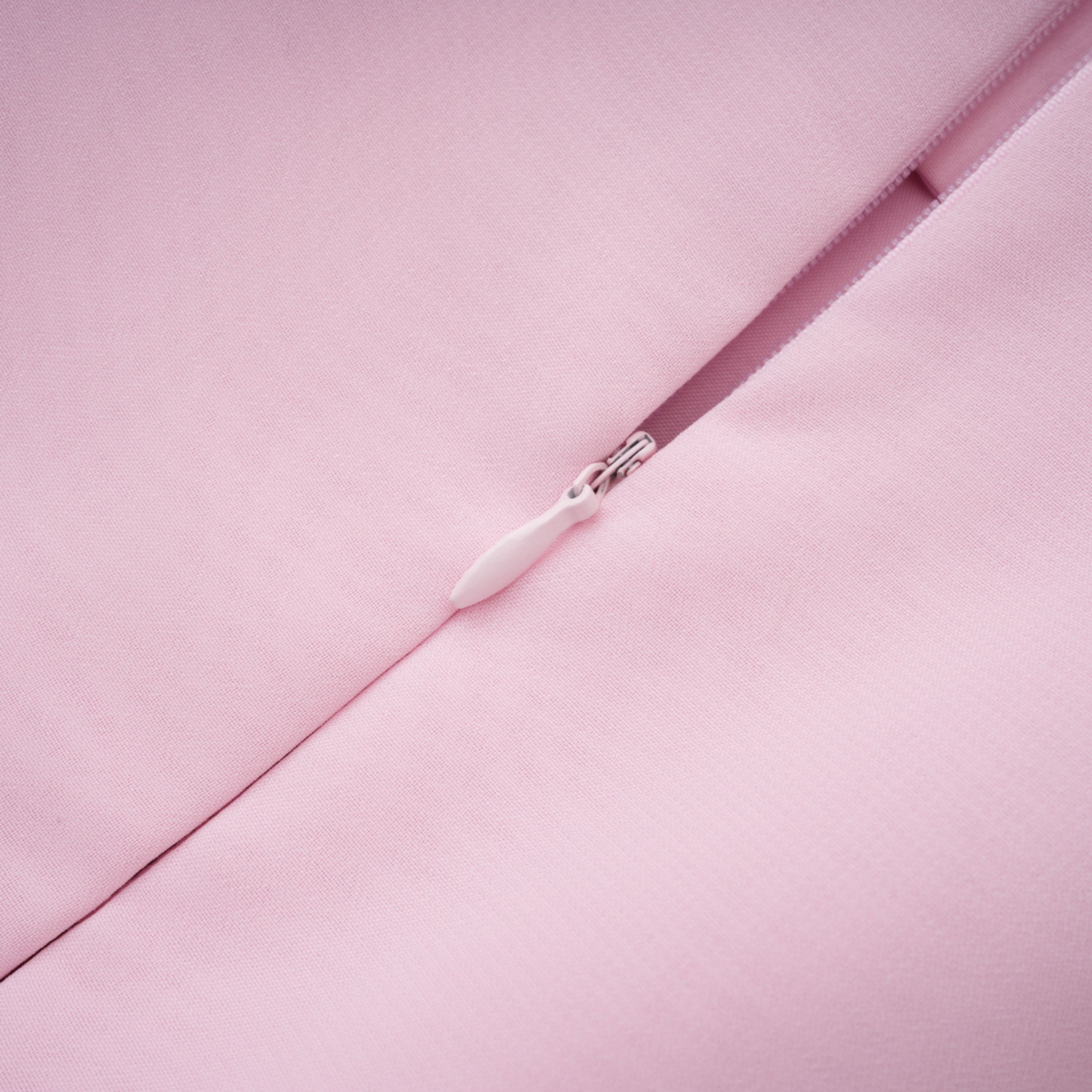 Vestido maxi de novia en rosa sin tirantes con corsé de chiffon, estilo romántico y elegante.