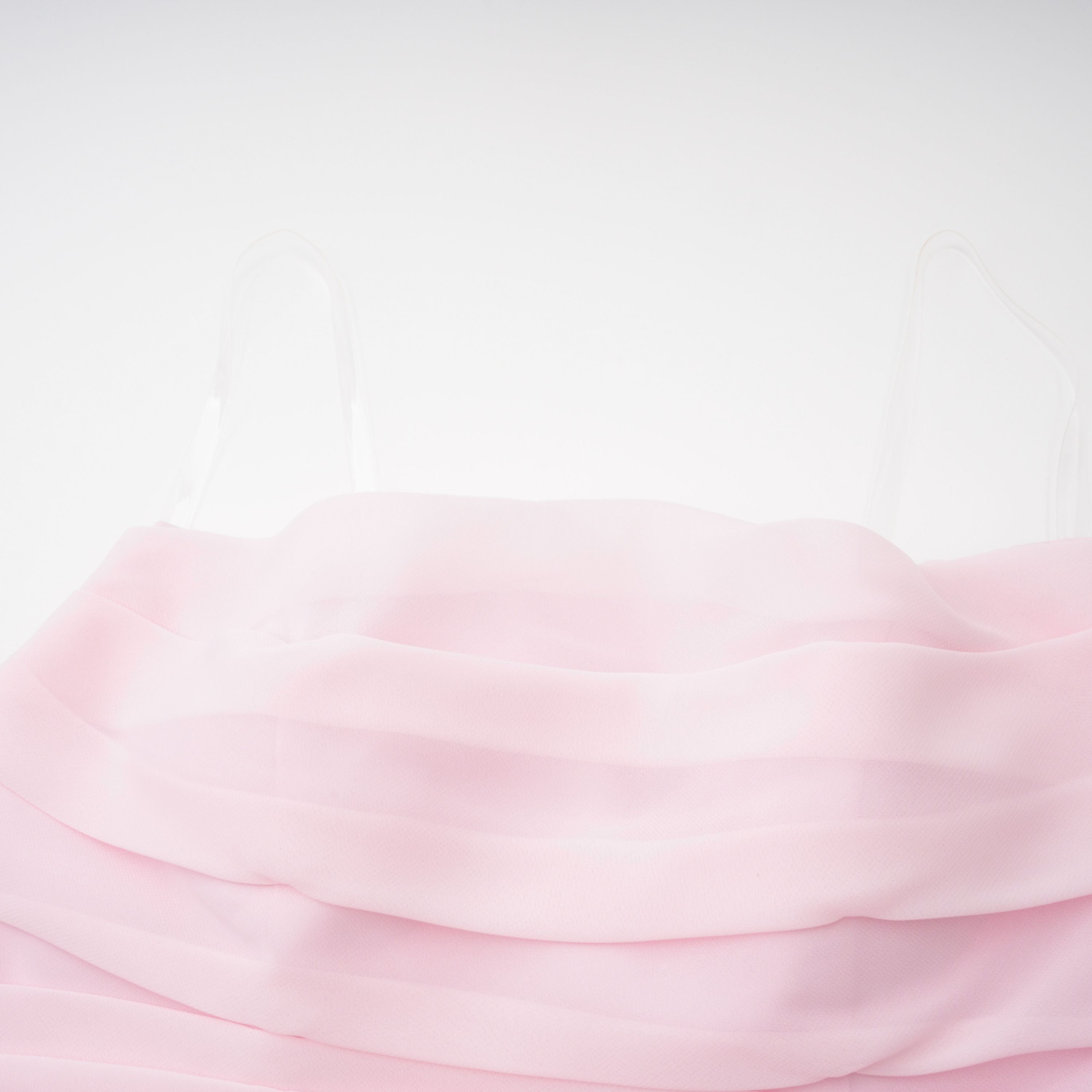 Vestido largo de novia en chiffon rosa sin tirantes con corsé, estilo maxi con diseño elegante y romántico.