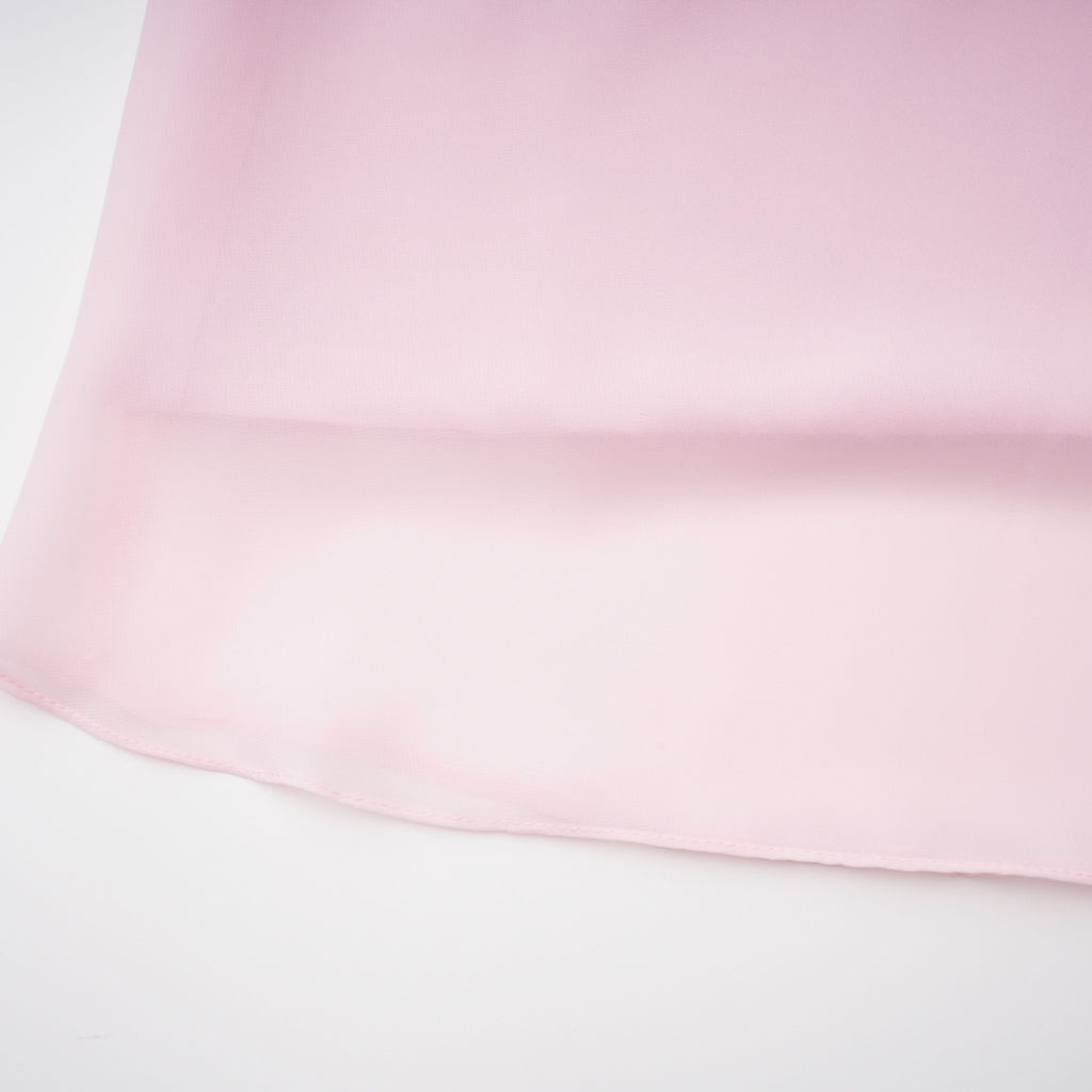 Vestido maxi de novia romántico, corsé sin tirantes en color rosa, de gasa y estilo elegante.