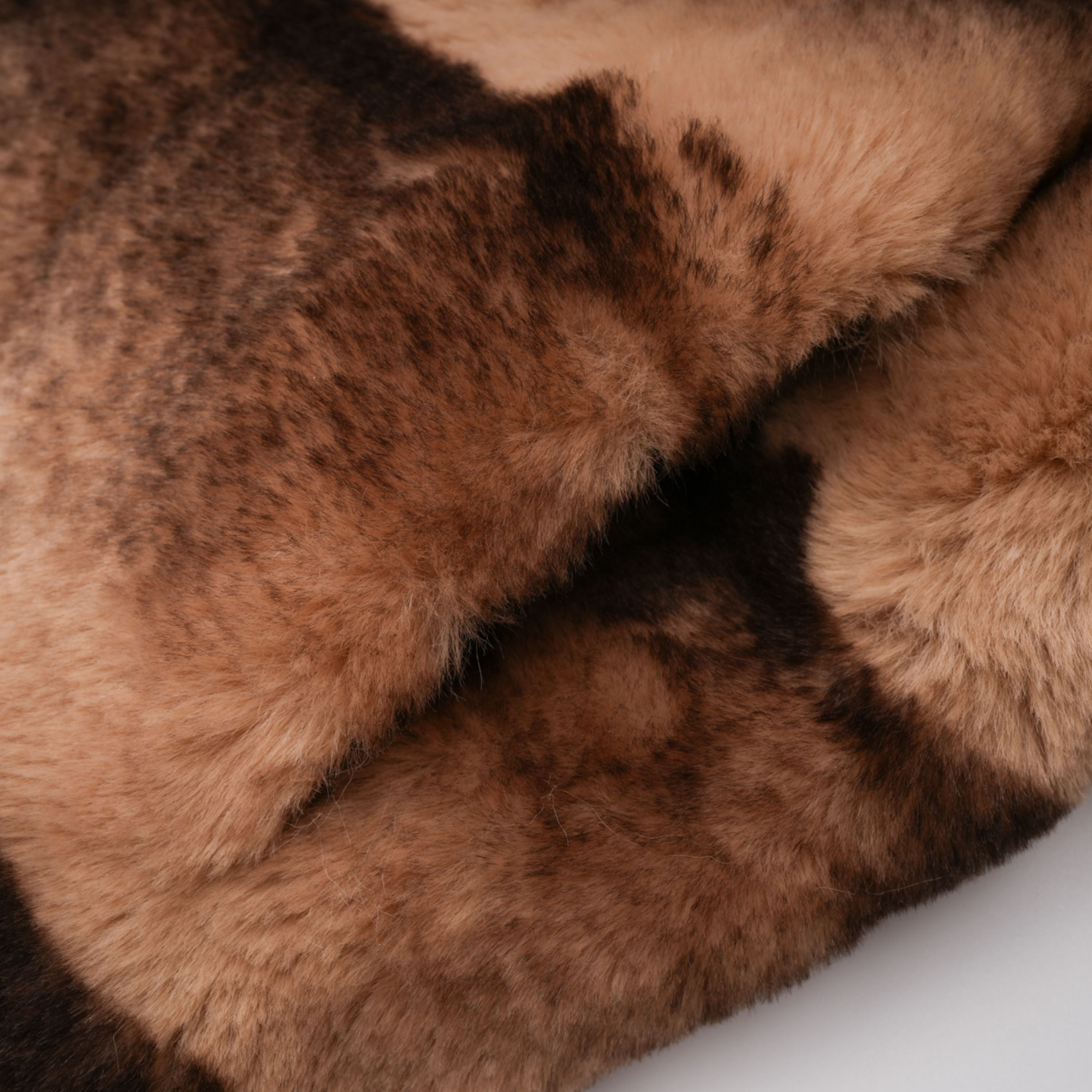 Abrigo corto de pelo sintético en degradado marrón, estilo elegante de la marca Bridal, con textura suave y acabado moderno.