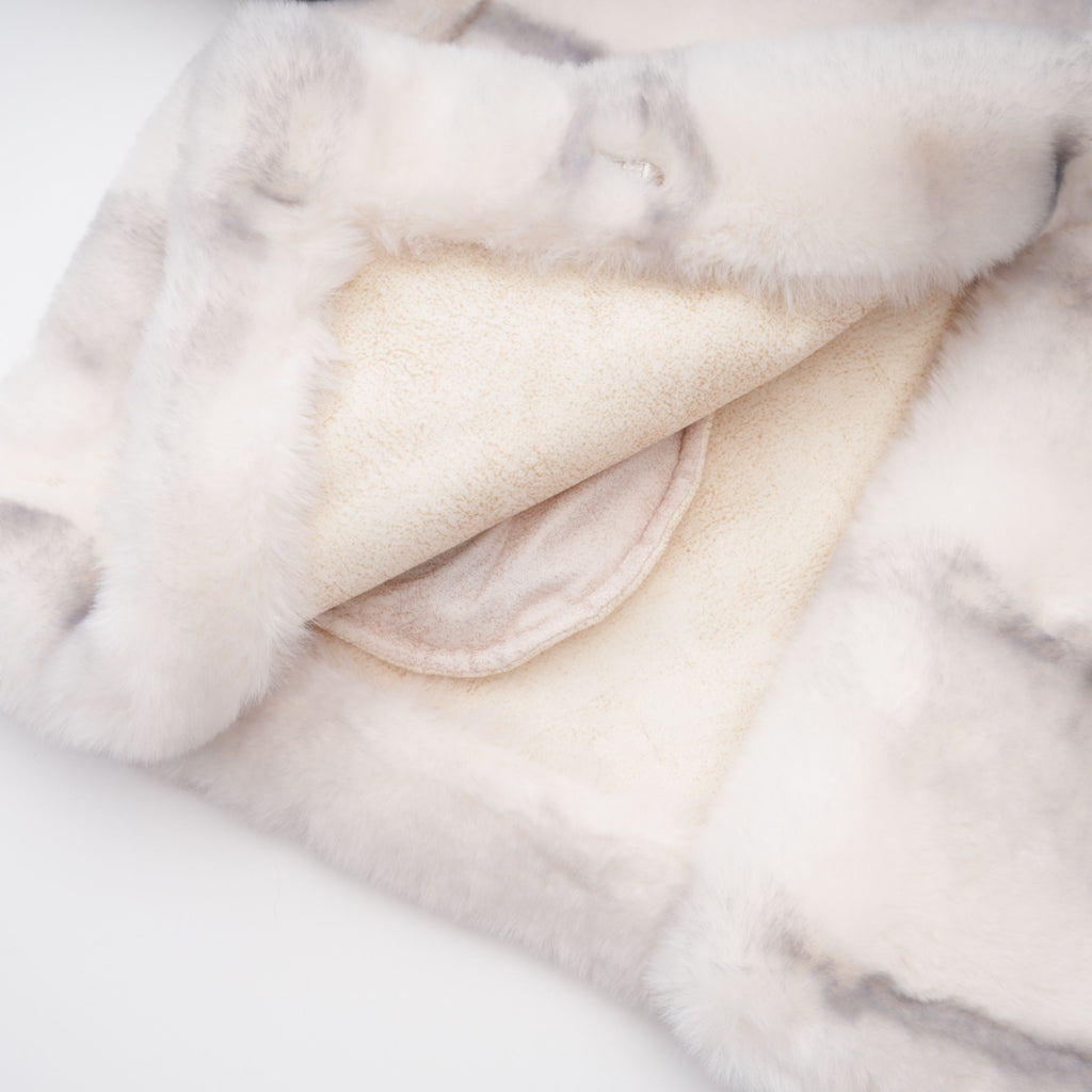 Abrigo corto de felpa sintética con degradado blanco de la marca Bridal, con textura suave y estilo elegante.