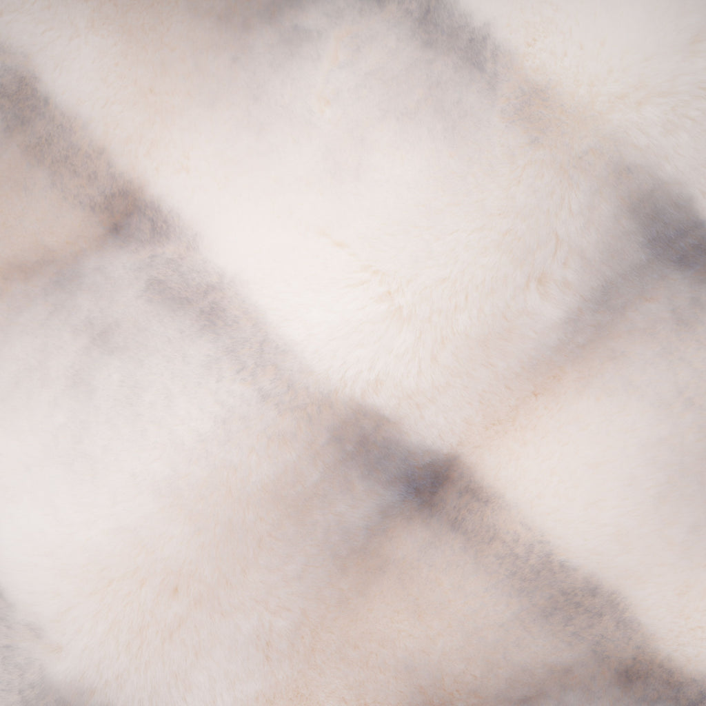Abrigo corto de peluche gris y blanco con degradado, de la marca Bridal, diseñado para mujer elegante y moderna.