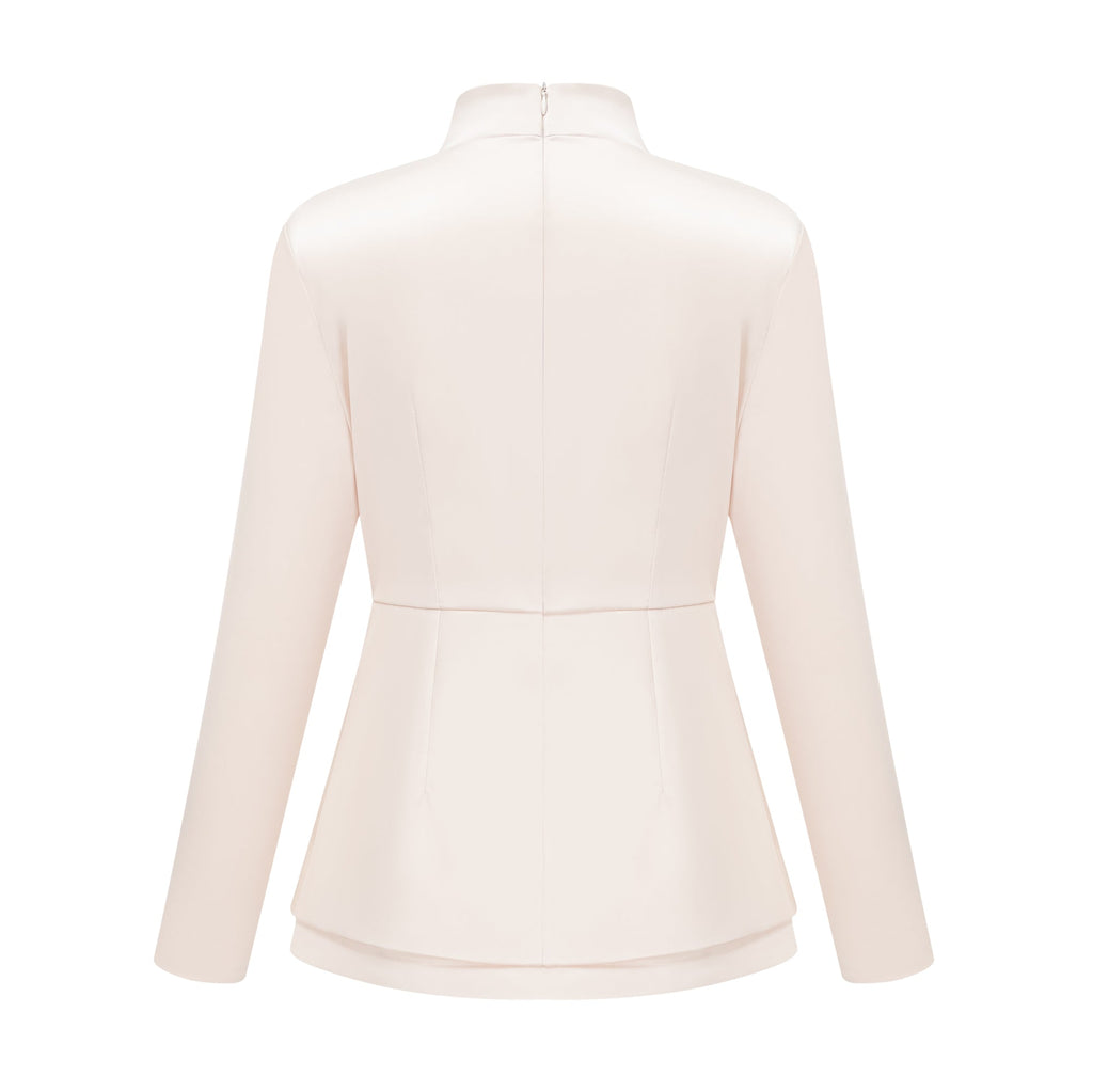 Conjunto de blusa con cuello alto neutro y falda sirena de la marca Bridal, mostrando el diseño y los detalles del conjunto completo