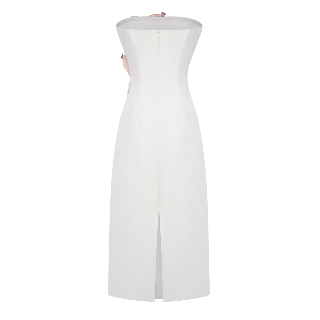 Vestido maxi blanco con bordado floral en la temporada de otoño de la marca Bridal, con detalles delicados y elegante diseño.