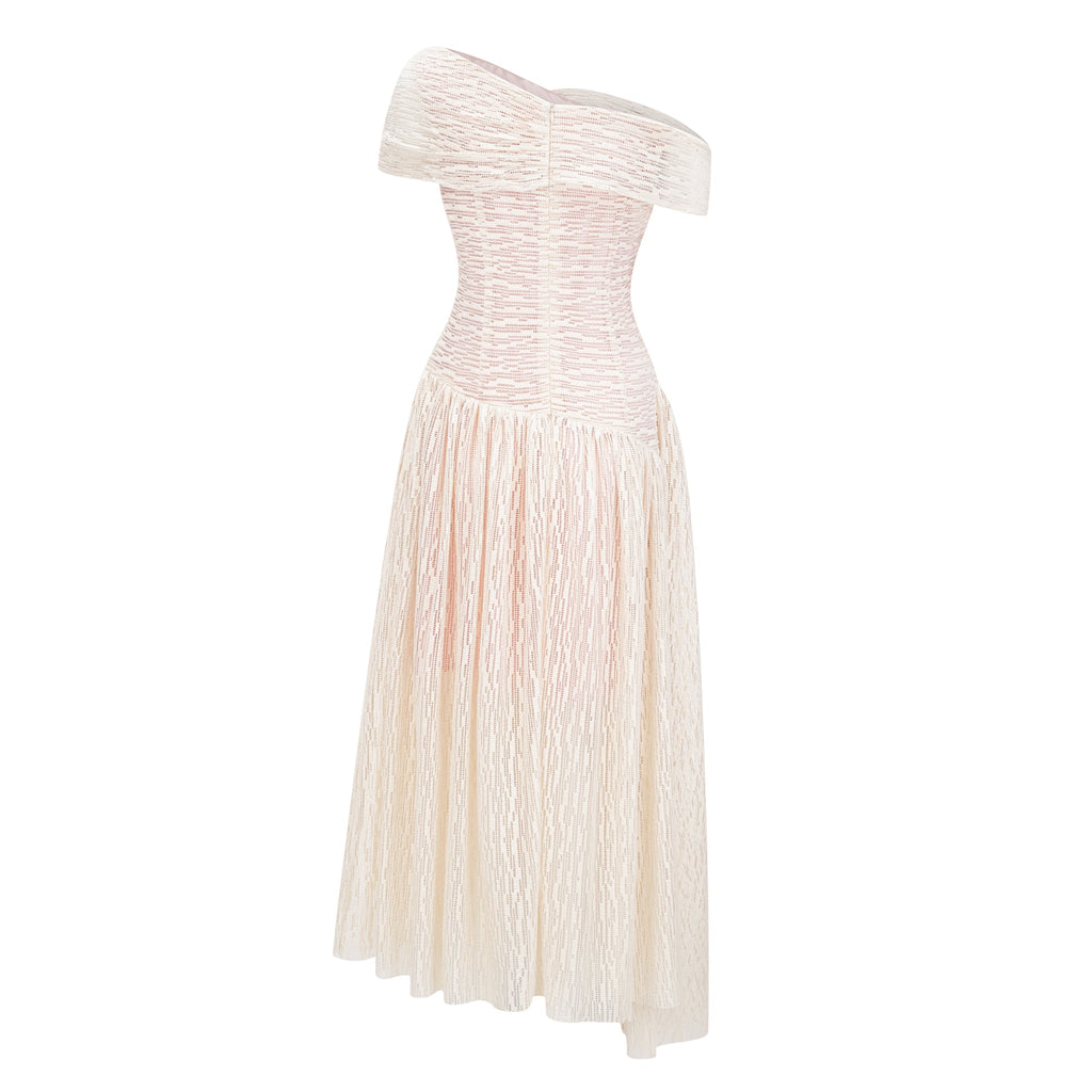 Vestido midi asimétrico y texturizado de Bridal, con ruching neutro y estilo elegante.